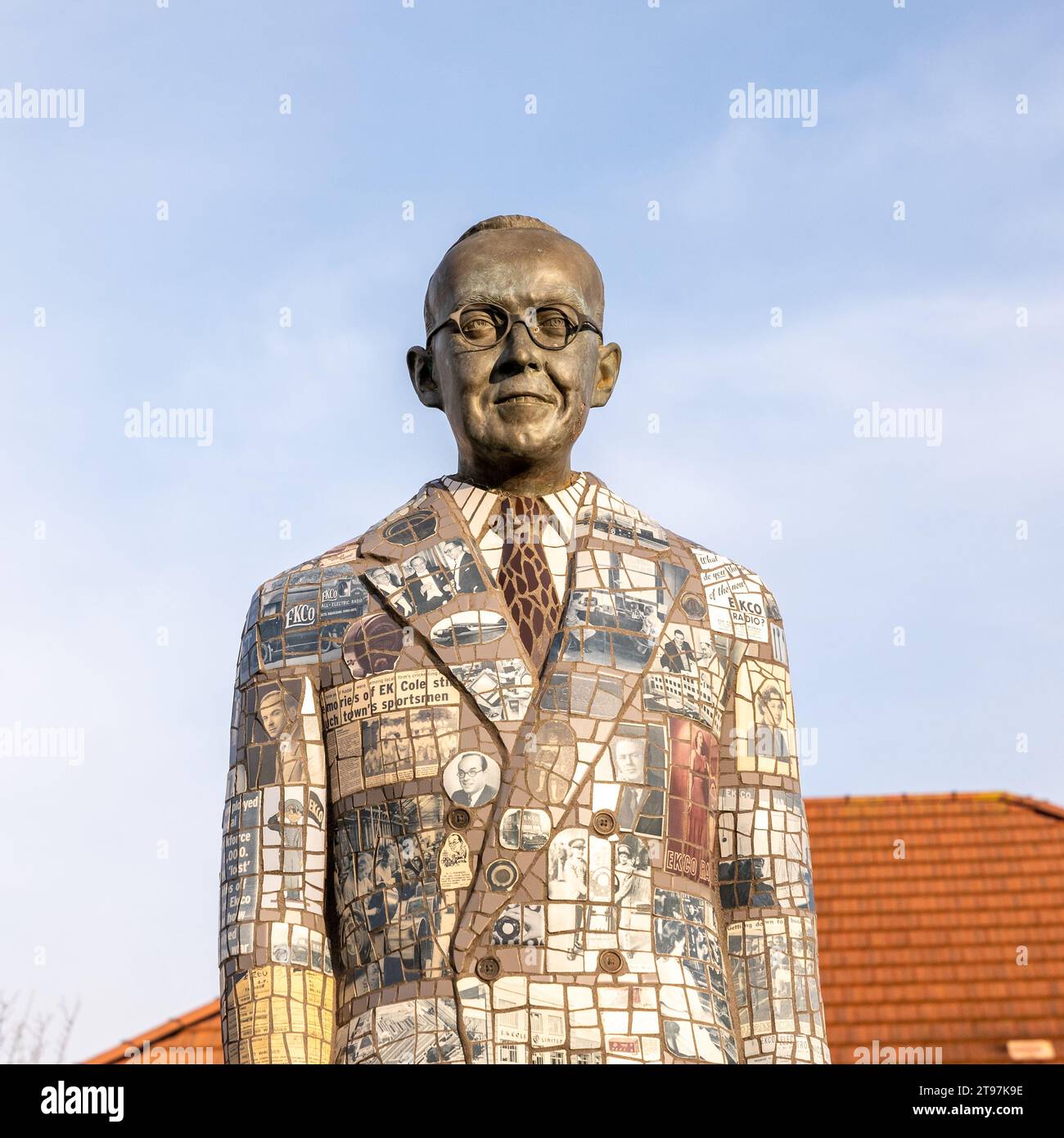 Sculpture d'Eric Kirkham Cole par Anne Schwegmann-Fisher sur le site de l'ancienne et originale usine EKCO à Bellway Homes Estate, Cole Road, Southend, Essex Banque D'Images