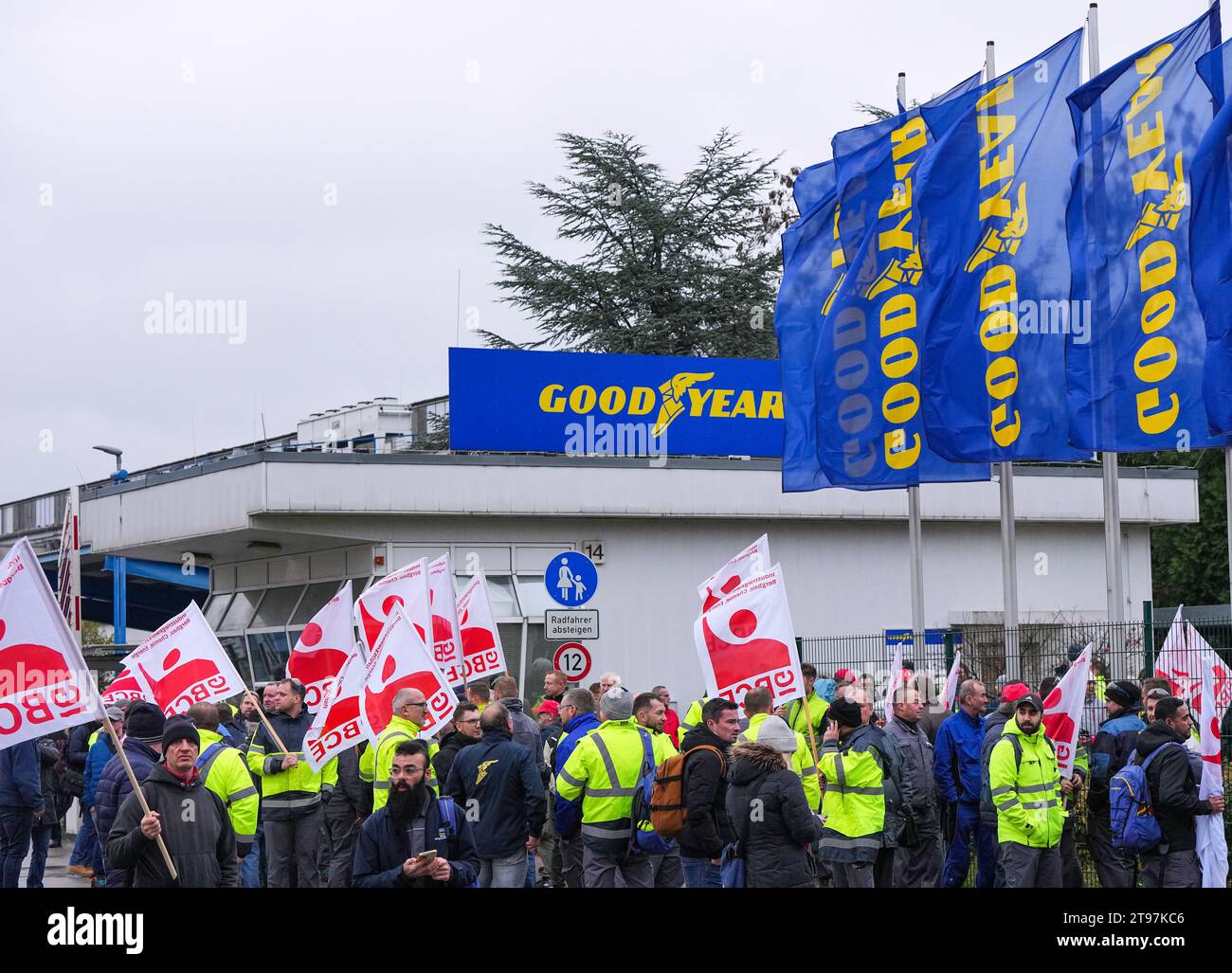 23 novembre 2023, Brandebourg, Fürstenwalde : les employés de la société de production de pneus Goodyear manifestent après une réunion de travail devant l'usine avec les drapeaux de l'Union industrielle minière, chimique et énergétique (IG BCE). Suite à l'annonce par l'entreprise de la suppression de 750 emplois sur le site de Fürstenwalde, le comité d'entreprise Goodyear a pris position sur les plans de l'entreprise lors de la réunion. Photo : Soeren Stache/dpa Banque D'Images