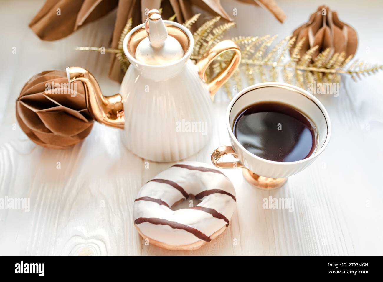Théière blanche et tasse de café sur fond blanc avec papier kraft noël d cor et beignet Banque D'Images