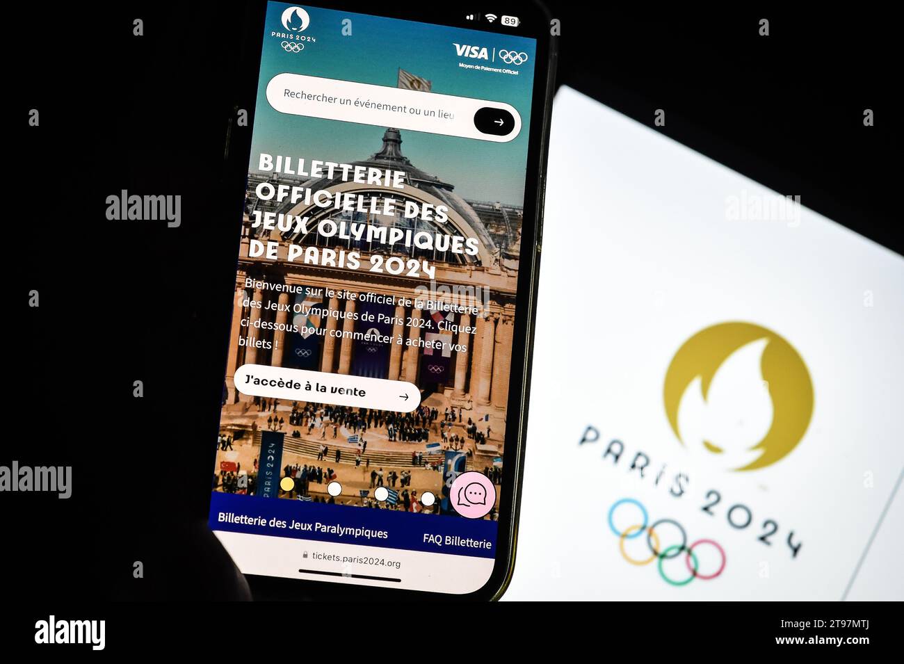 Paris, France. 23 novembre 2023. Cette photo montre une personne se rendant sur le site officiel des Jeux Olympiques de Paris 2024 pour acheter des billets le 23 novembre 2023 à Paris, France - photo Matthieu Mirville/DPPI crédit : DPPI Media/Alamy Live News Banque D'Images