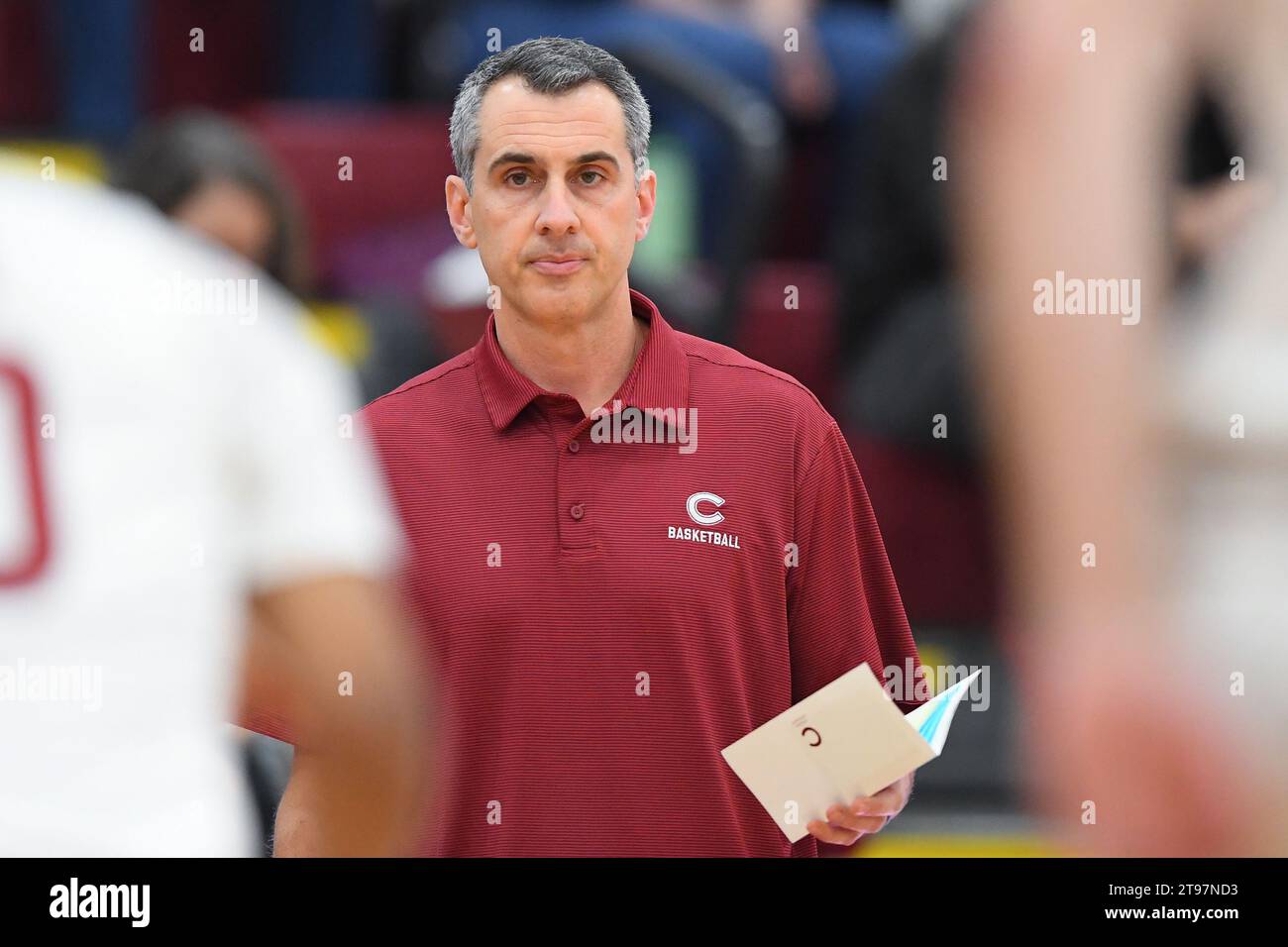 22 novembre 2023 : Matt Langel, entraîneur-chef des Colgate Raiders, affronte les Crimson de Harvard en première mi-temps le mercredi 22 novembre 2023 à Cotterell court à Hamilton, NY. Rich Barnes/CSM Banque D'Images