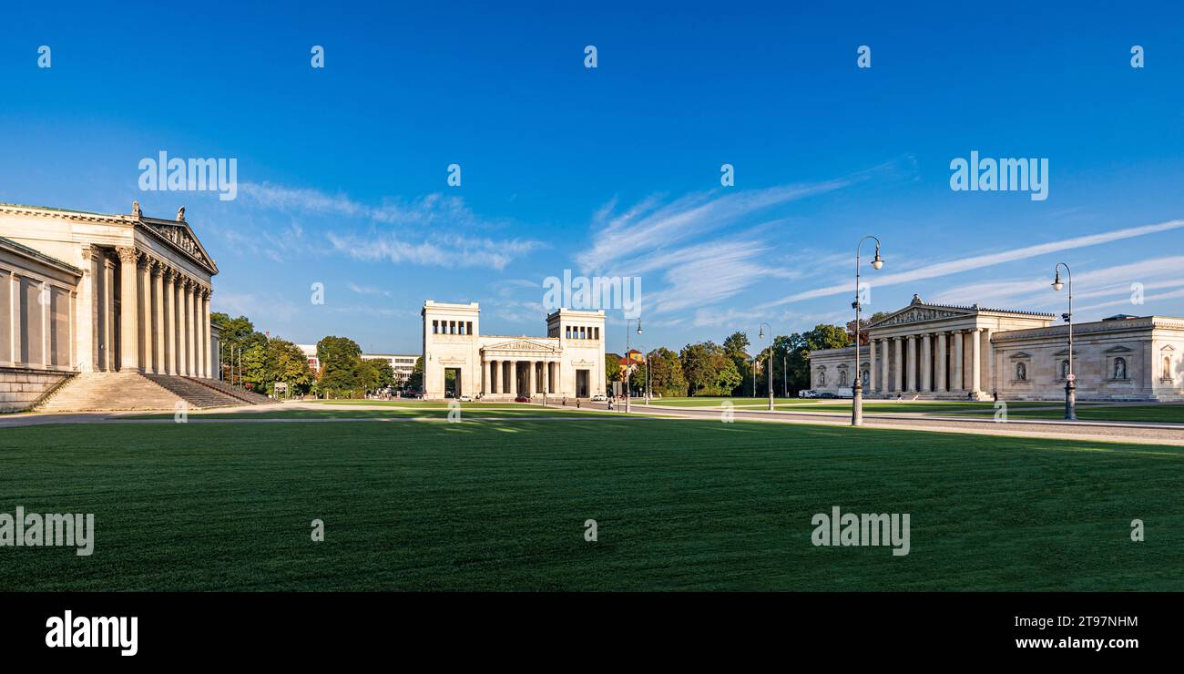 Allemagne, Bavière, Munich, Koenigsplatz avec porte Propylaea et Staatliche Antikensammlungen et Glyptothek musées en arrière-plan Banque D'Images