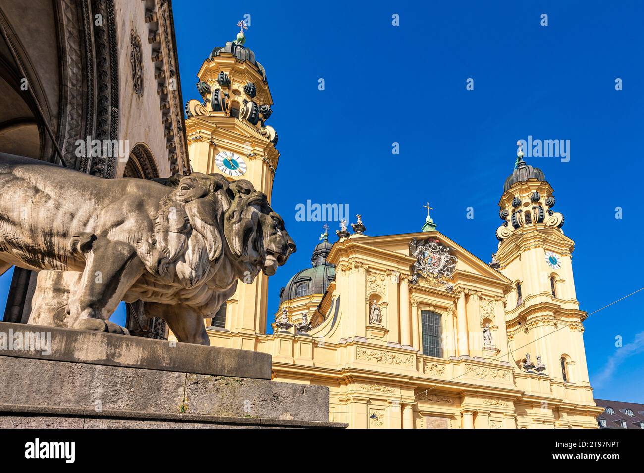 Allemagne, Bavière, Munich, sculpture de lion devant l'église théatine Banque D'Images