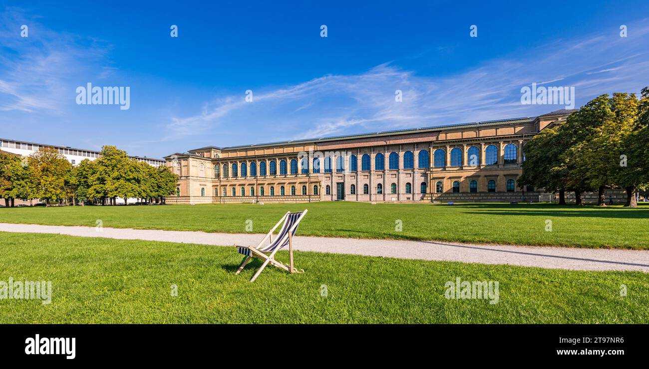 Allemagne, Bavière, Munich, chaise longue vide devant le musée Alte Pinakothek Banque D'Images