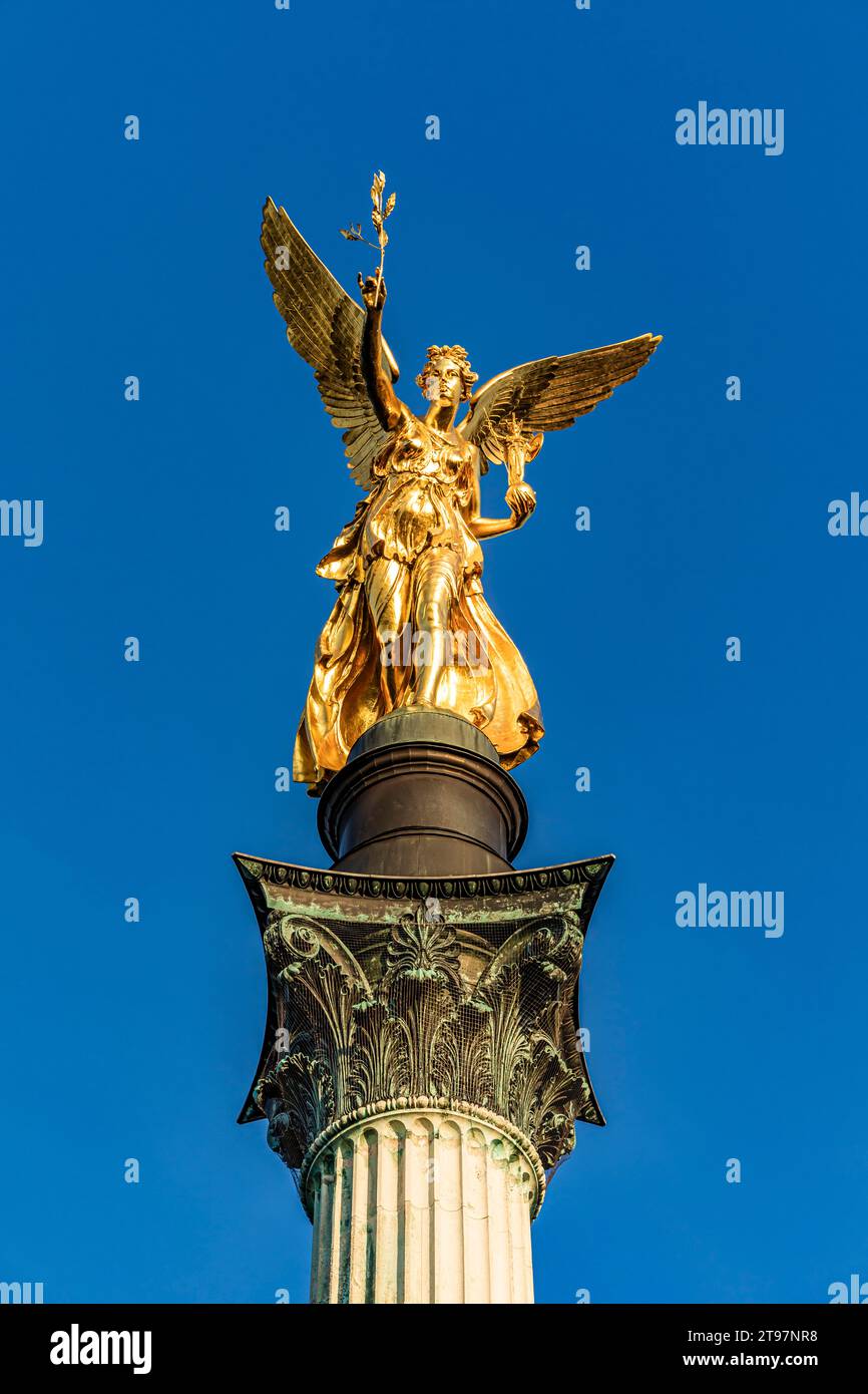 Allemagne, Bavière, Munich, Friedensengel monument debout sur ciel clair Banque D'Images