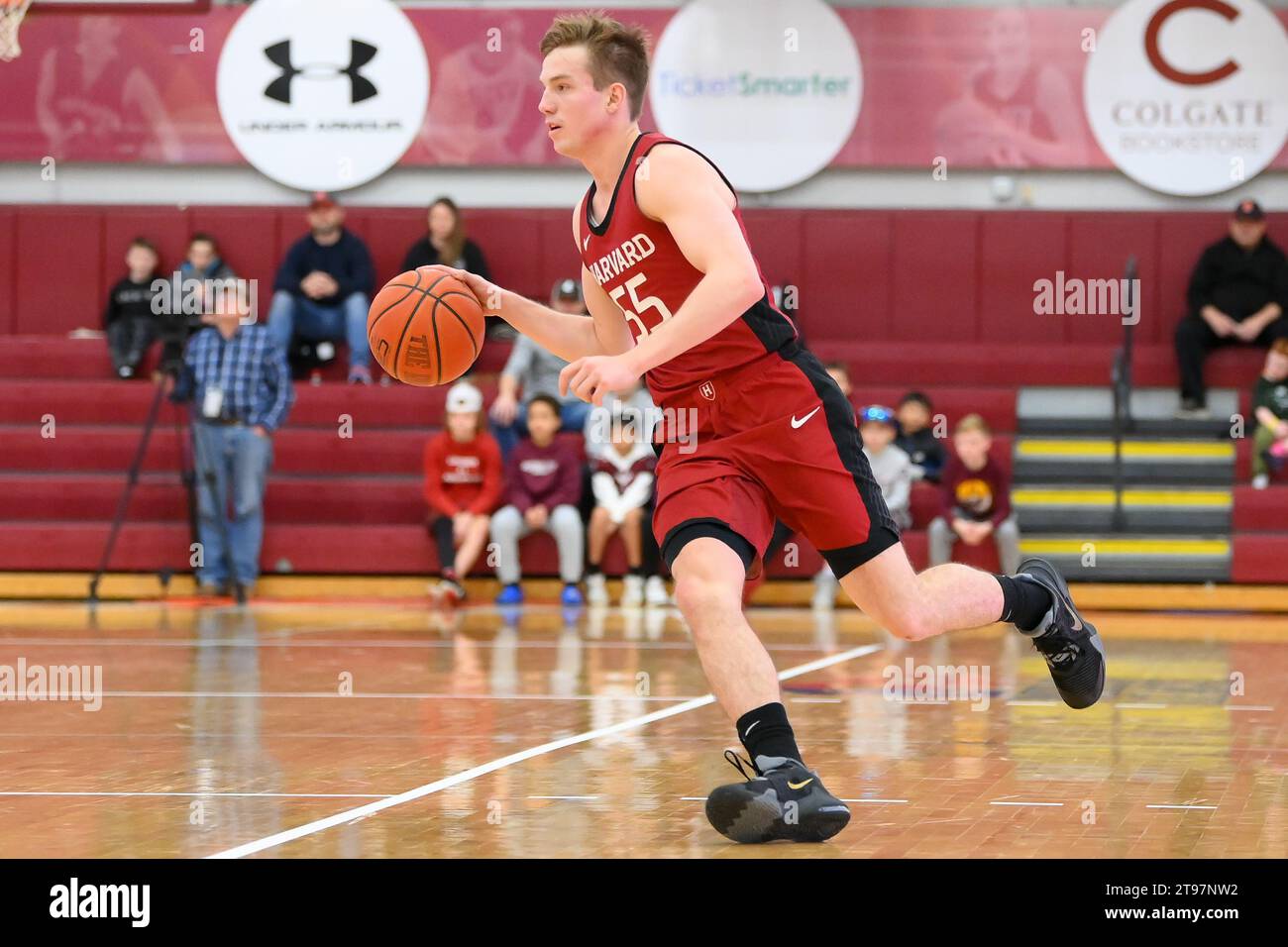 22 novembre 2023 : Denham Wojcik (55 ans), garde cramoisi de Harvard, dribble le court contre les Colgate Raiders pendant la première mi-temps le mercredi 22 novembre 2023 à Cotterell court à Hamilton, NY. Rich Barnes/CSM Banque D'Images