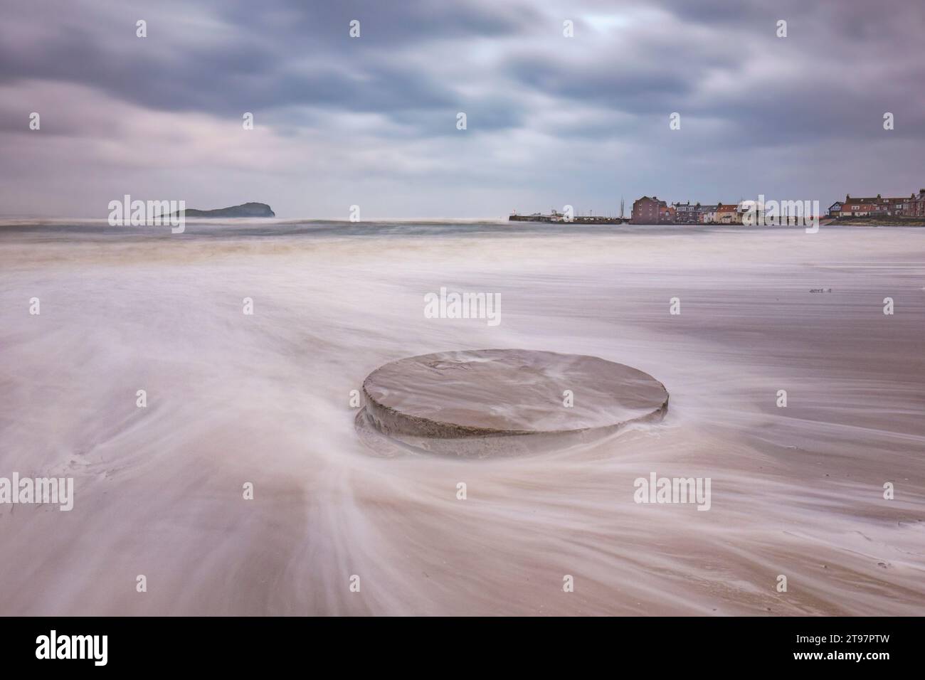 Royaume-Uni, Écosse, Berwick Nord, longue exposition des vagues qui s'écrasent sur la plage pendant la tempête Babet Banque D'Images