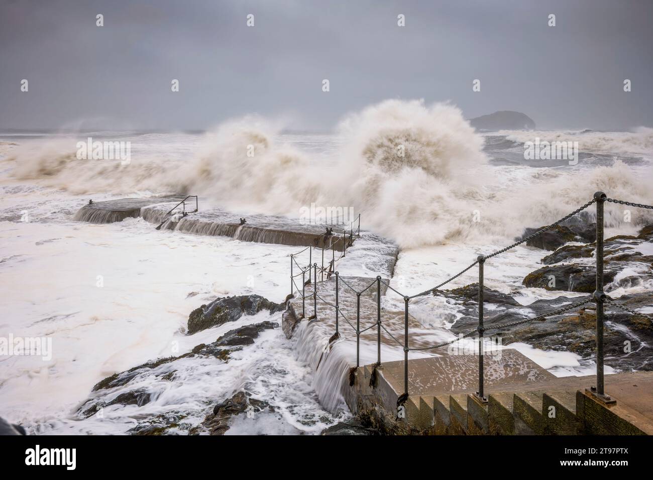 Royaume-Uni, Écosse, North Berwick, vagues éclaboussant les marches côtières pendant la tempête Babet Banque D'Images