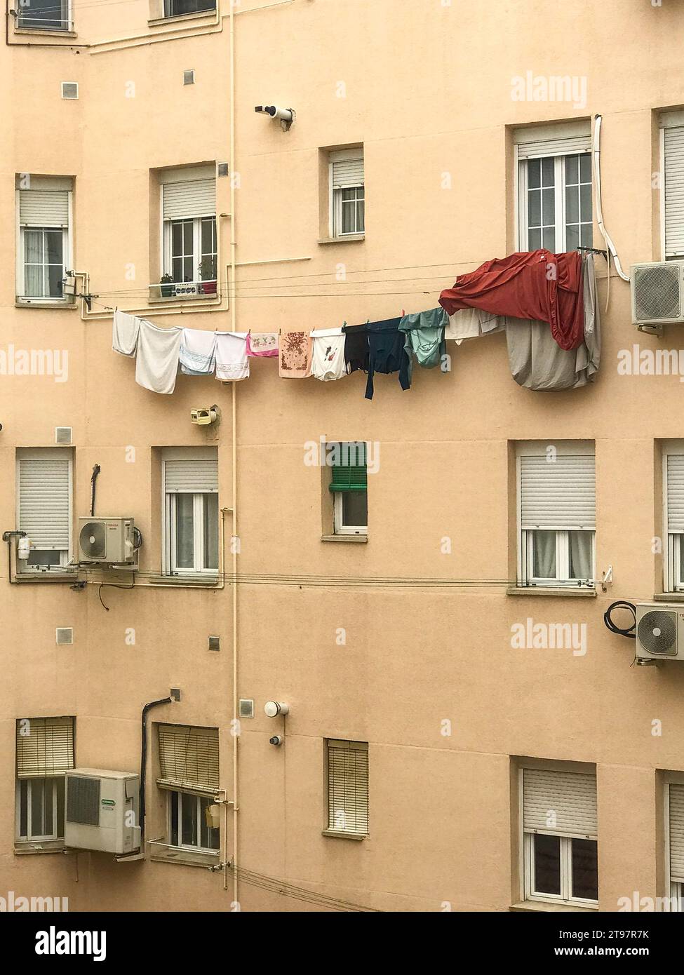 Linge suspendu à un fil dans la fenêtre d'un immeuble dans un quartier de Madrid, Espagne Banque D'Images