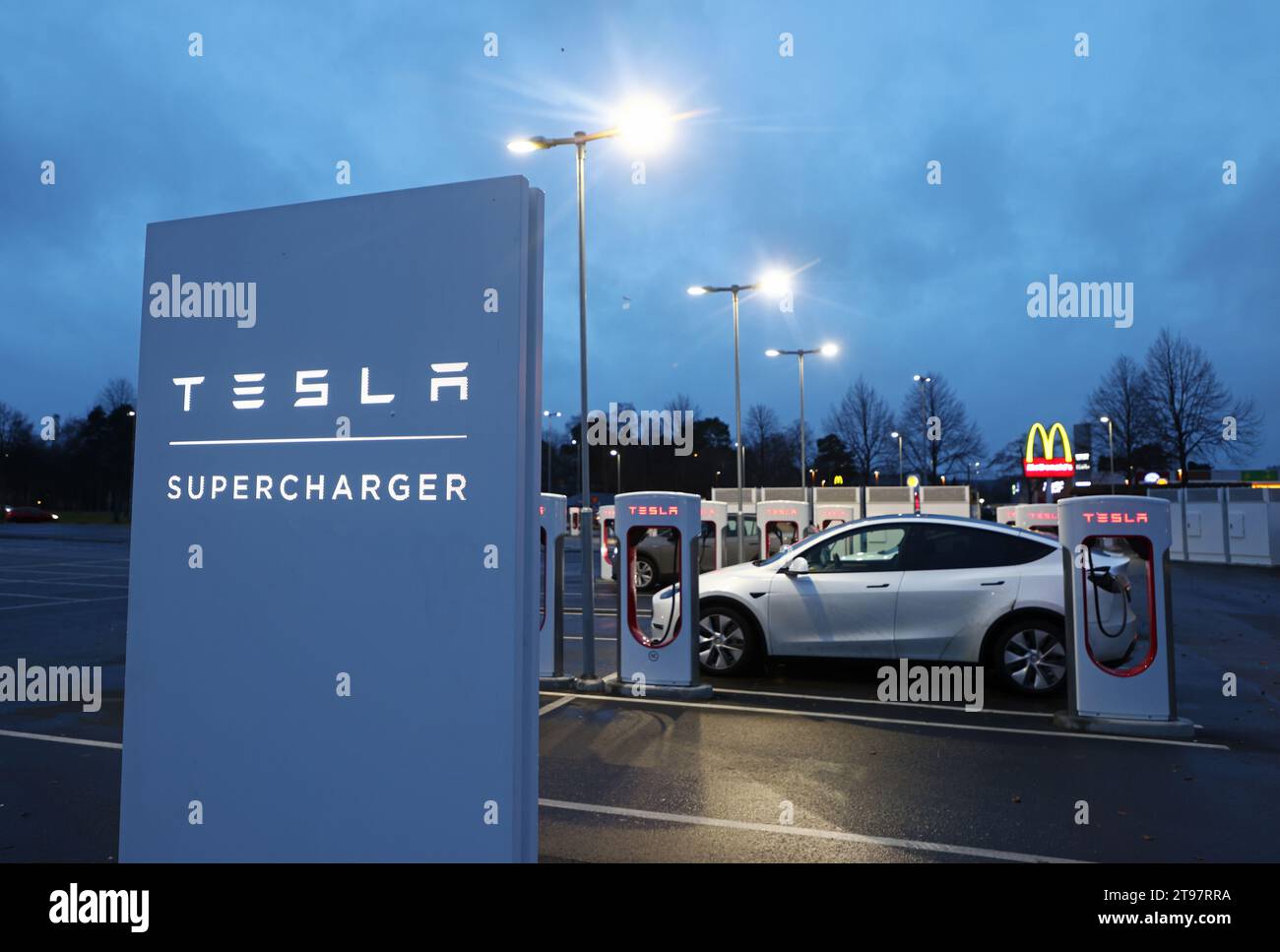 Jönköping, Suède. 22 novembre 2023. Station de compresseur Tesla. Crédit : Jeppe Gustafsson/Alamy Live News Banque D'Images