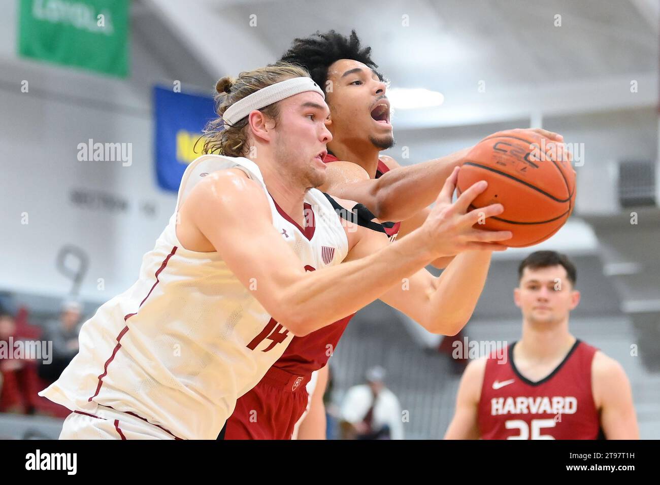 22 novembre 2023 : l'attaquant des Colgate Raiders Keegan Records (devant) et l'attaquant de Harvard Crimson Thomas Batties II (derrière) se disputent le ballon en première mi-temps le mercredi 22 novembre 2023 à Cotterell court à Hamilton, NY. Rich Barnes/CSM Banque D'Images