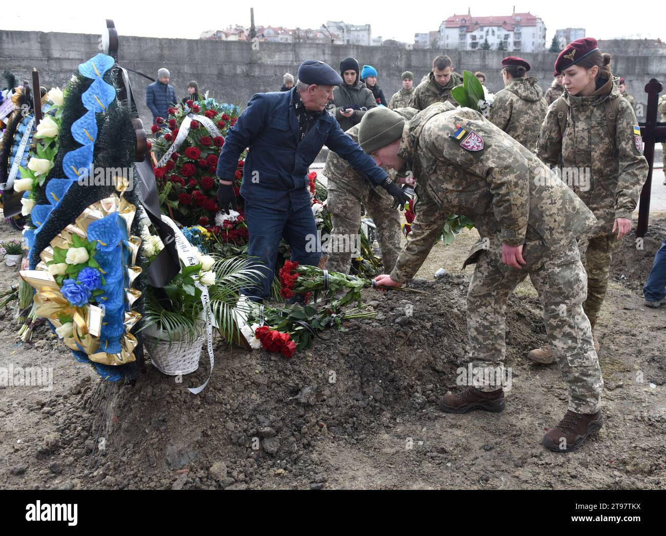 Lviv, Ukraine - 9 mars 2022 : funérailles de militaires ukrainiens tués lors de l'invasion de l'Ukraine par la Russie, au cimetière Lychakiv dans la ville de Lviv. Banque D'Images