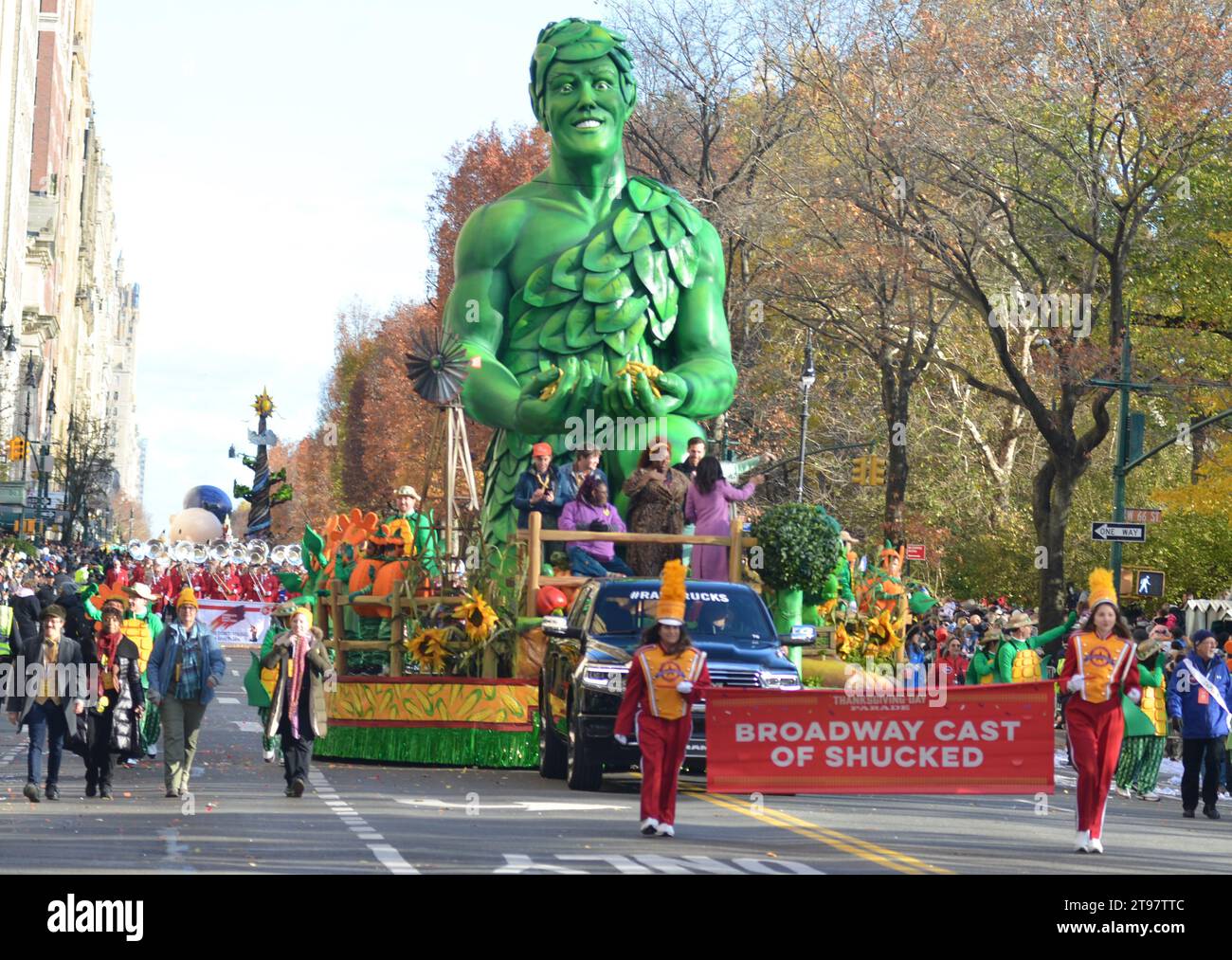 New York, États-Unis. 23 novembre 2023. Les acteurs de Broadway de Shucked sont vus sur un char de parade lors de la parade annuelle Macy's Thanksgiving Day Parade à Mid-Manhattan, New York City. Crédit : Ryan Rahman/Alamy Live News Banque D'Images