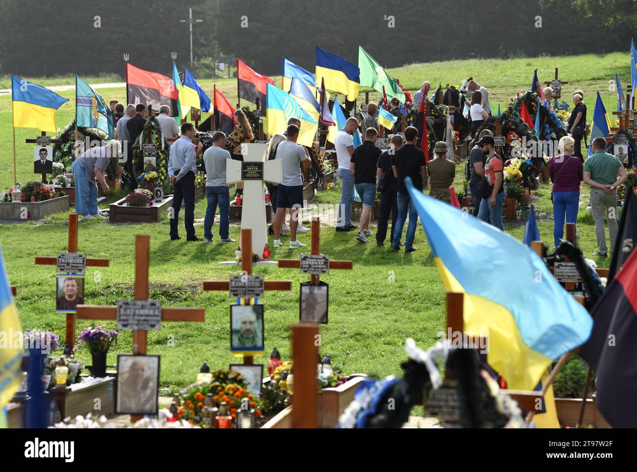 Lviv, Ukraine - 24 août 2022 : les gens assistent à la cérémonie pour les soldats tombés en Ukraine tués lors de l'invasion russe de l'Ukraine. Banque D'Images