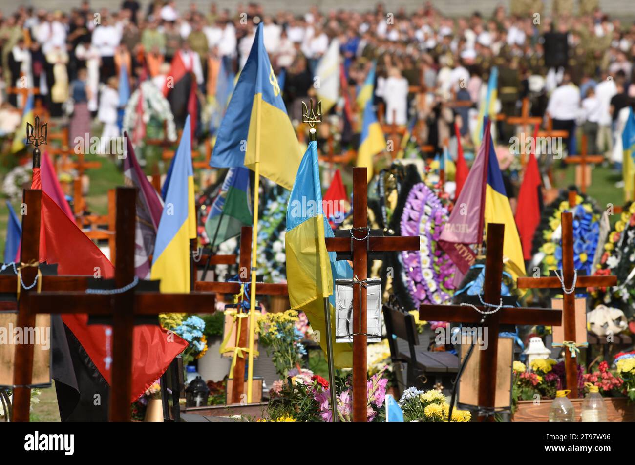 Lviv, Ukraine - 24 août 2022 : les gens assistent à la cérémonie pour les soldats tombés en Ukraine tués lors de l'invasion russe de l'Ukraine. Banque D'Images