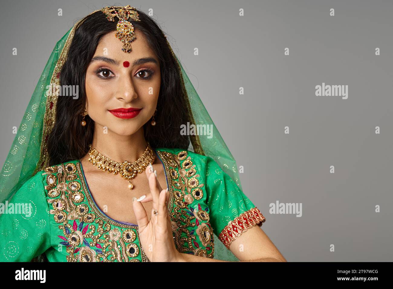 portrait de belle femme indienne avec bindi point sur le front en faisant des gestes et en regardant la caméra Banque D'Images