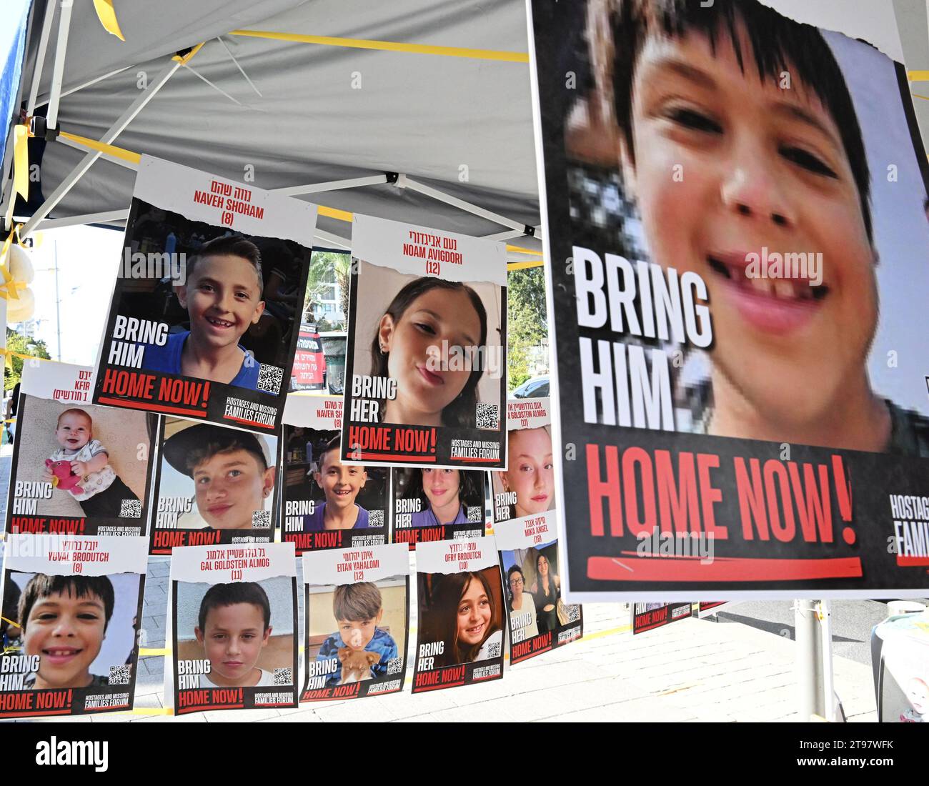Tel Aviv, Israël. 23 novembre 2023. Des affiches d’enfants retenus en otage par le Hamas à Gaza sont suspendues devant le ministère israélien de la Défense à tel Aviv le jeudi 23 novembre 2023. Le Qatar a annoncé que l’affaire d’otages Israël-Hamas débutera à 7 heures vendredi, lorsque la guerre s’arrêtera, commençant par l’accord pour que le Hamas libère 50 otages israéliens, enfants et femmes, et pour qu’Israël libère 150 prisonniers palestiniens, femmes et adolescents de sexe masculin. Photo de Debbie Hill/ crédit : UPI/Alamy Live News Banque D'Images Tel Aviv, Israël. 23 novembre 2023. Des affiches d’enfants retenus en otage par le Hamas à Gaza sont suspendues devant le ministère israélien de la Défense à tel Aviv le jeudi 23 novembre 2023. Le Qatar a annoncé que l’affaire d’otages Israël-Hamas débutera à 7 heures vendredi, lorsque la guerre s’arrêtera, commençant par l’accord pour que le Hamas libère 50 otages israéliens, enfants et femmes, et pour qu’Israël libère 150 prisonniers palestiniens, femmes et adolescents de sexe masculin. Photo de Debbie Hill/ crédit : UPI/Alamy Live News Banque D'Images