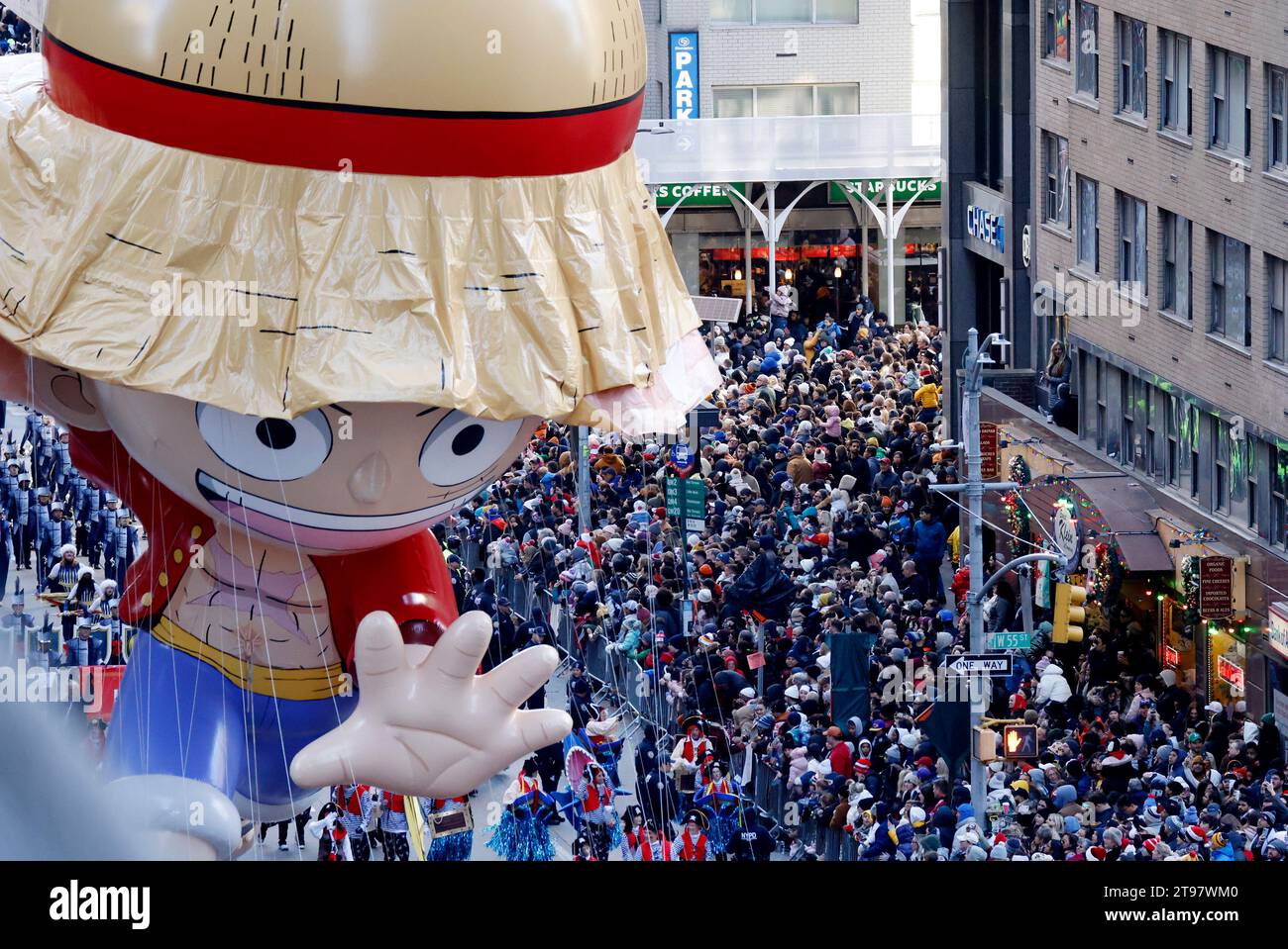 New York, États-Unis. 23 novembre 2023. Le ballon Monkey D. Luffy passe sur la Sixième Avenue lors de la Parade du jour de Thanksgiving de Macy 2023 à New York le jeudi 23 novembre 2023. Photo de John Angelillo/UPI crédit : UPI/Alamy Live News Banque D'Images