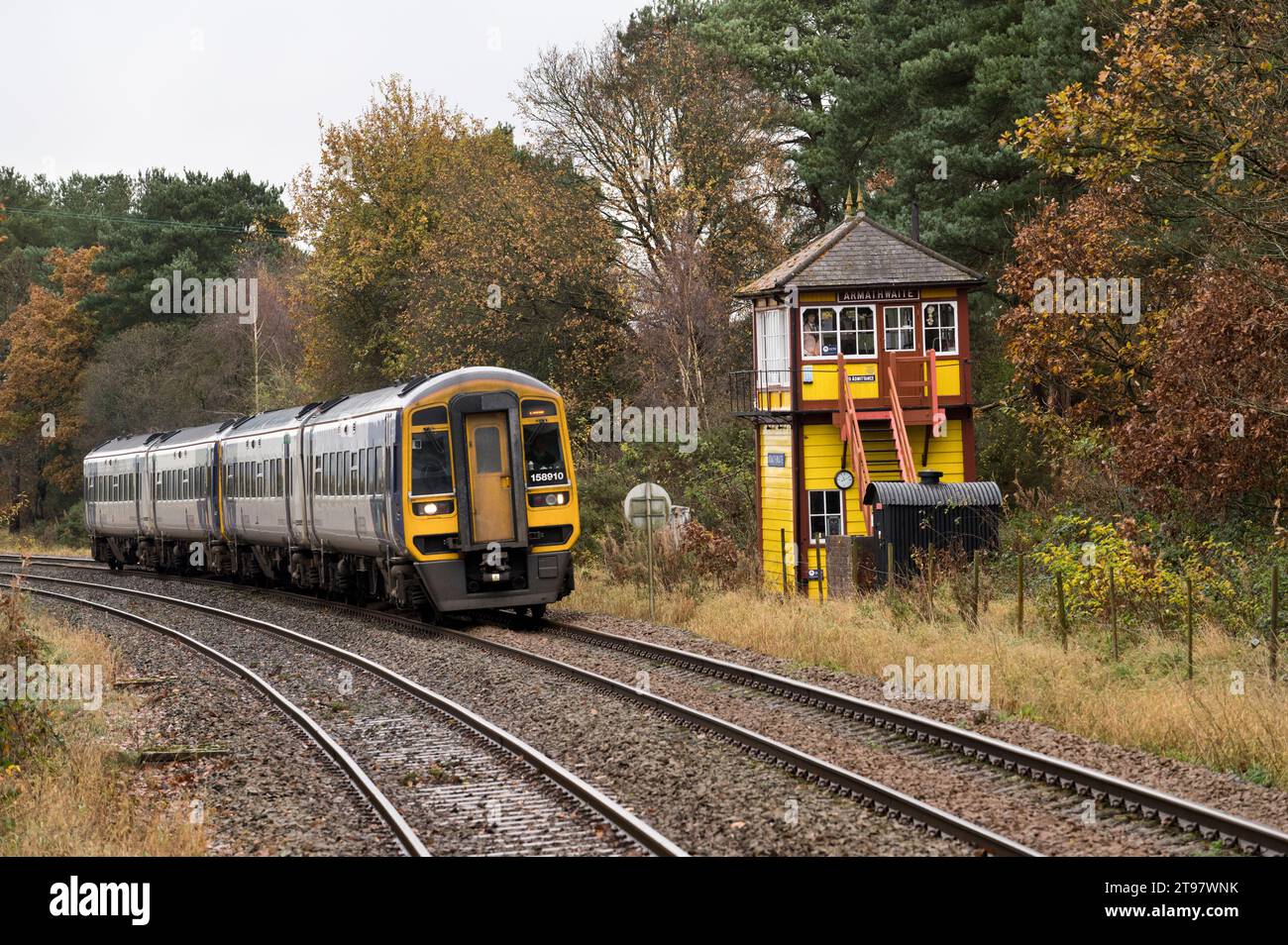 Un train de voyageurs Sprinter passe devant la boîte de signalisation Armathwaite, aujourd'hui désaffectée, mais conservée, sur la voie ferrée Settle-Carlisle, Cumbria. Banque D'Images