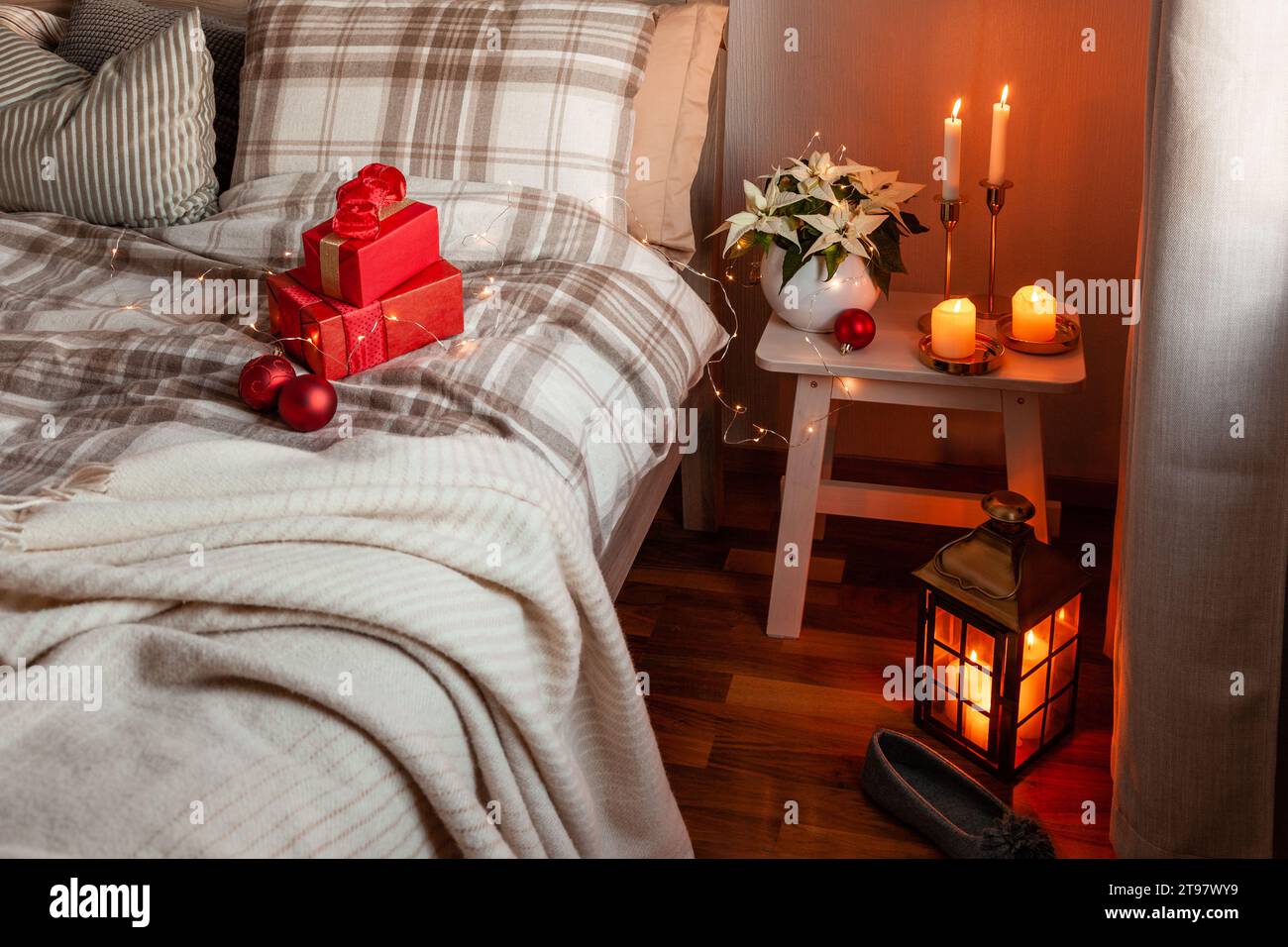 intérieur de chambre scandinave confortable dans des tons naturels, couverture bougies boîte cadeau de noël Banque D'Images