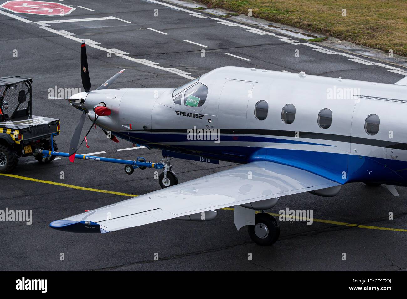 Pilatus PC-12 étant tiré au hangar après son arrivée à Ostrava Banque D'Images