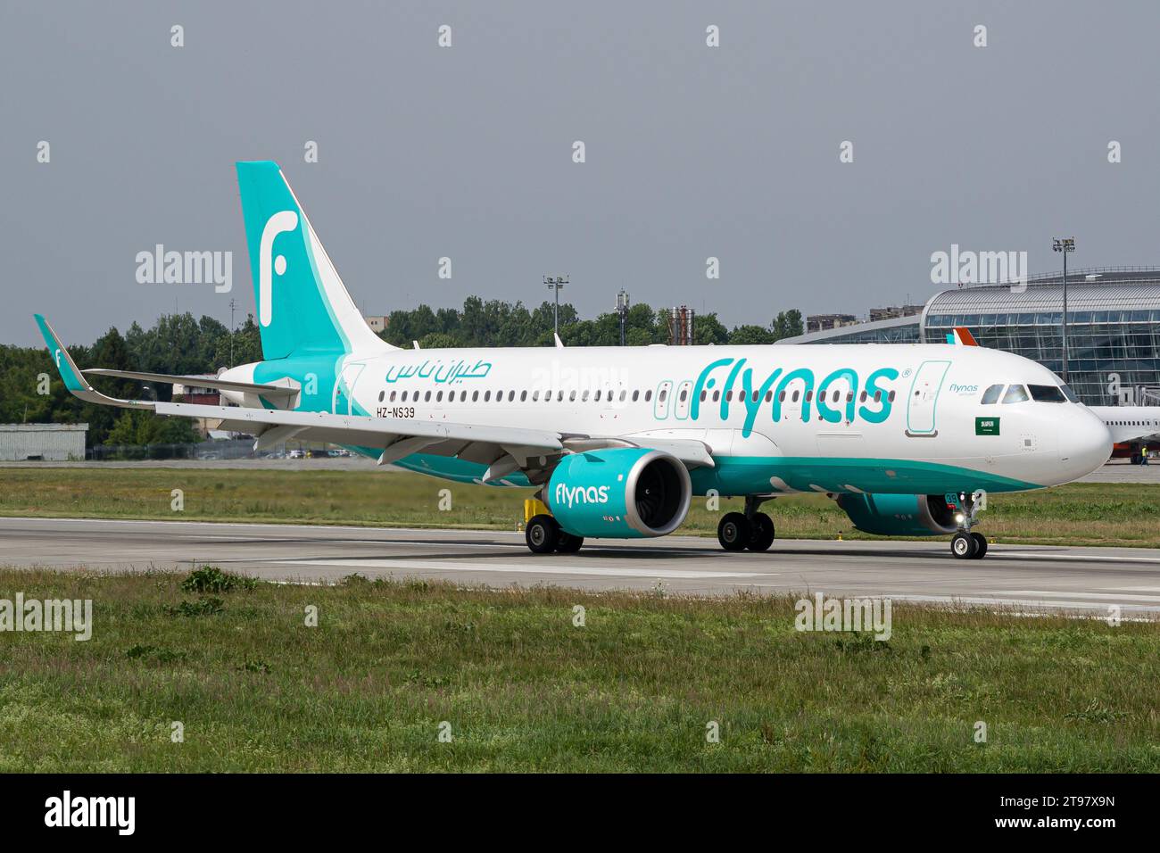 Flynas Airbus A320 au sol jusqu'aux portes après avoir atterri à l'aéroport de Lviv après un vol de Riyad Banque D'Images