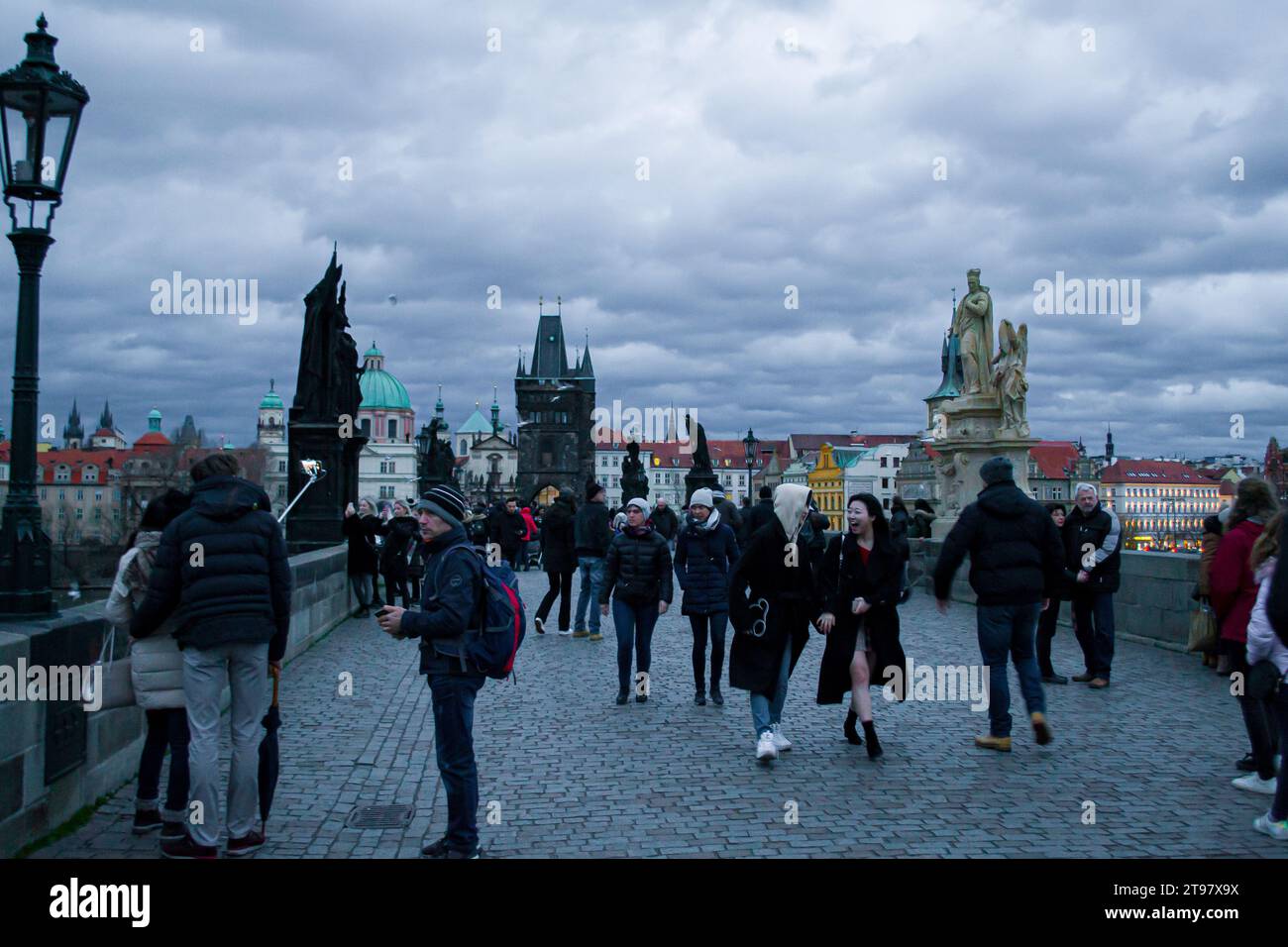 Des gens marchant sur le pont Charles à Prague Banque D'Images