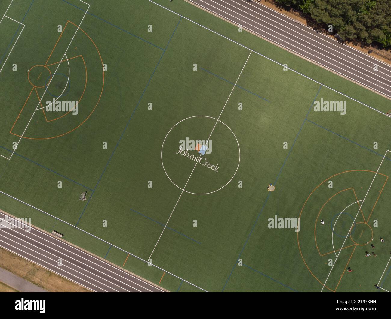 Vue aérienne d'une piste de course et d'un terrain de football dans la banlieue des Etats-Unis Banque D'Images