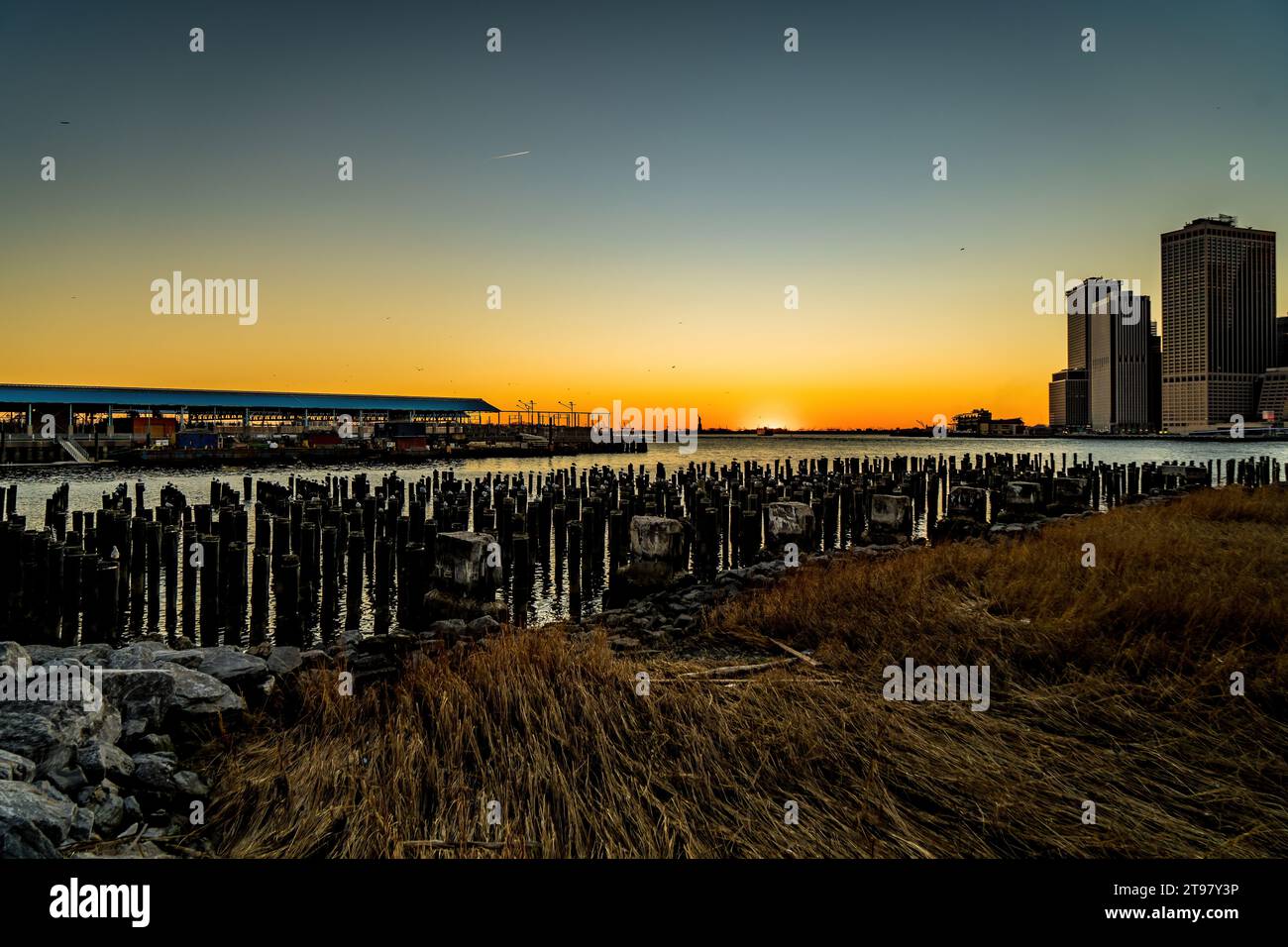 Vue panoramique de la magnifique Skyline de Manhattan au coucher du soleil dans la ville de New york photographiée de l'autre côté de la rivière Hudson depuis Brooklyn Bridge Park dans la ville de New York Banque D'Images