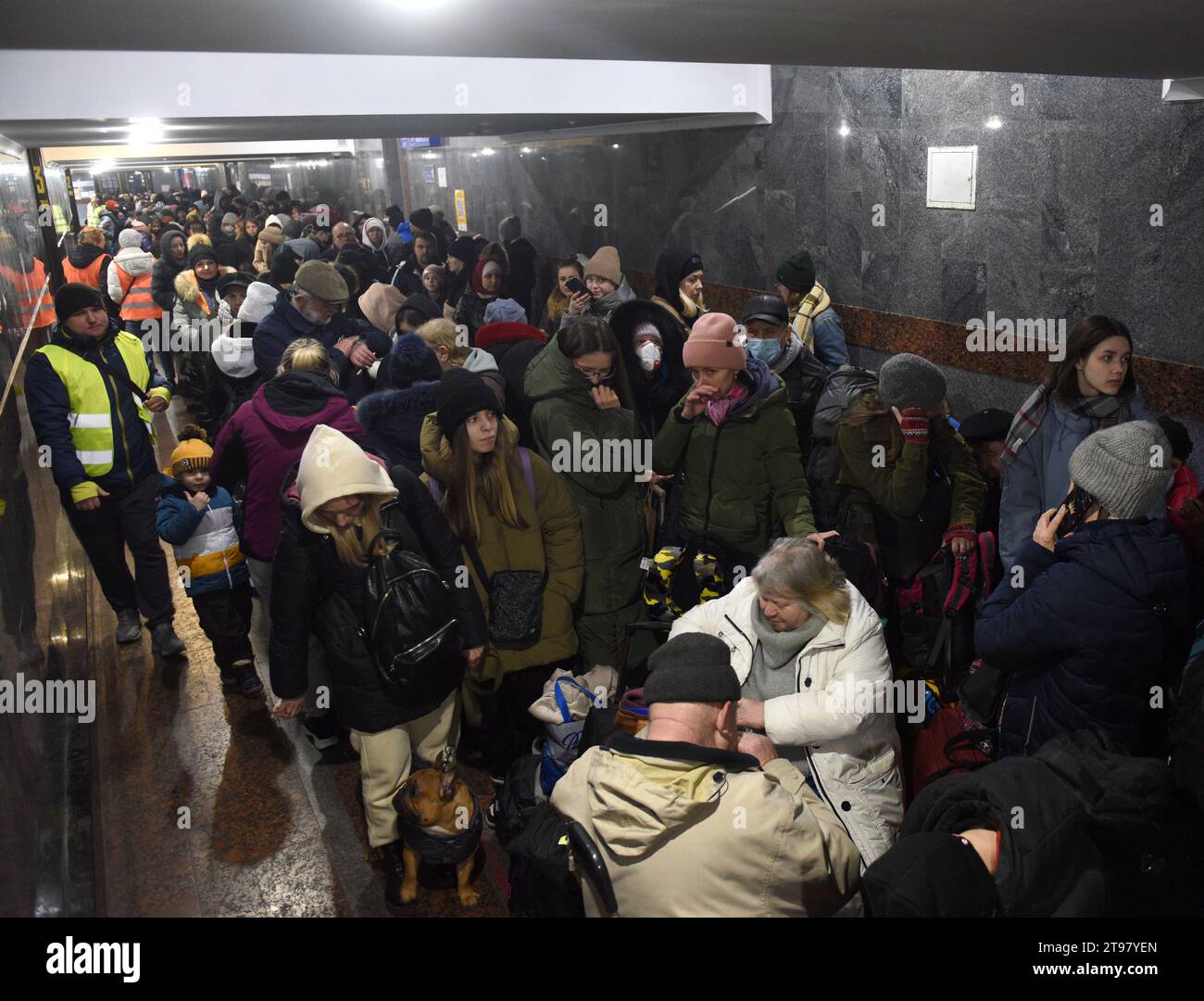 Lviv, Ukraine - 8 mars 2022 : réfugiés près de la gare de Lviv attendant le train pour la Pologne. Banque D'Images