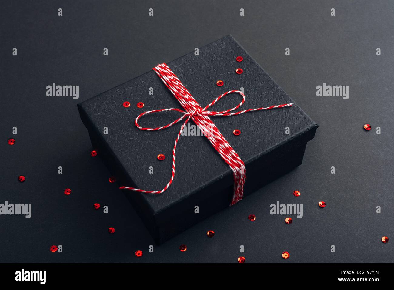 Cadeau du Vendredi noir, boîte en papier avec un gros noeud rond en ruban  de soie rouge isolé sur fond blanc Photo Stock - Alamy