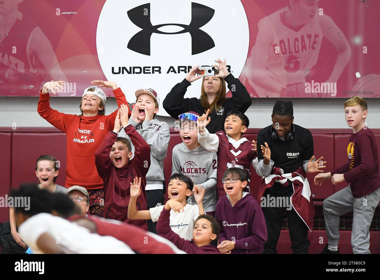 22 novembre 2023 : les fans de Colgate Raiders tentent de distraire un tireur de Harvard Crimson pendant la seconde mi-temps le mercredi 22 novembre 2023 à Cotterell court à Hamilton, NY. Harvard a gagné 76-70. Rich Barnes/CSM Banque D'Images