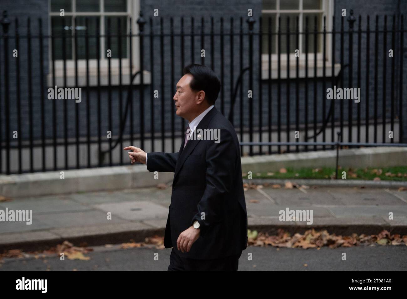 Londres, Royaume-Uni. 22 novembre 2023. Yoon Suk Yeol, président de la République de Corée, s'est rendu cet après-midi au 10 Downing Street pour rencontrer le Premier ministre, Rishi Sunak, et son épouse, Akshata Murty. À son arrivée, il a marché vers le no 11 Downing Street par erreur et est revenu au no 10 où le tapis rouge a été posé pour lui. Il est au Royaume-Uni après une visite d'État hier lorsqu'il a rencontré le roi et la reine au palais de Buckingham. Le président rencontrait Rishi Sunak au sujet de questions telles que la défense, le commerce et la technologie. Crédit : Maureen McLean/Alamy Live News Banque D'Images