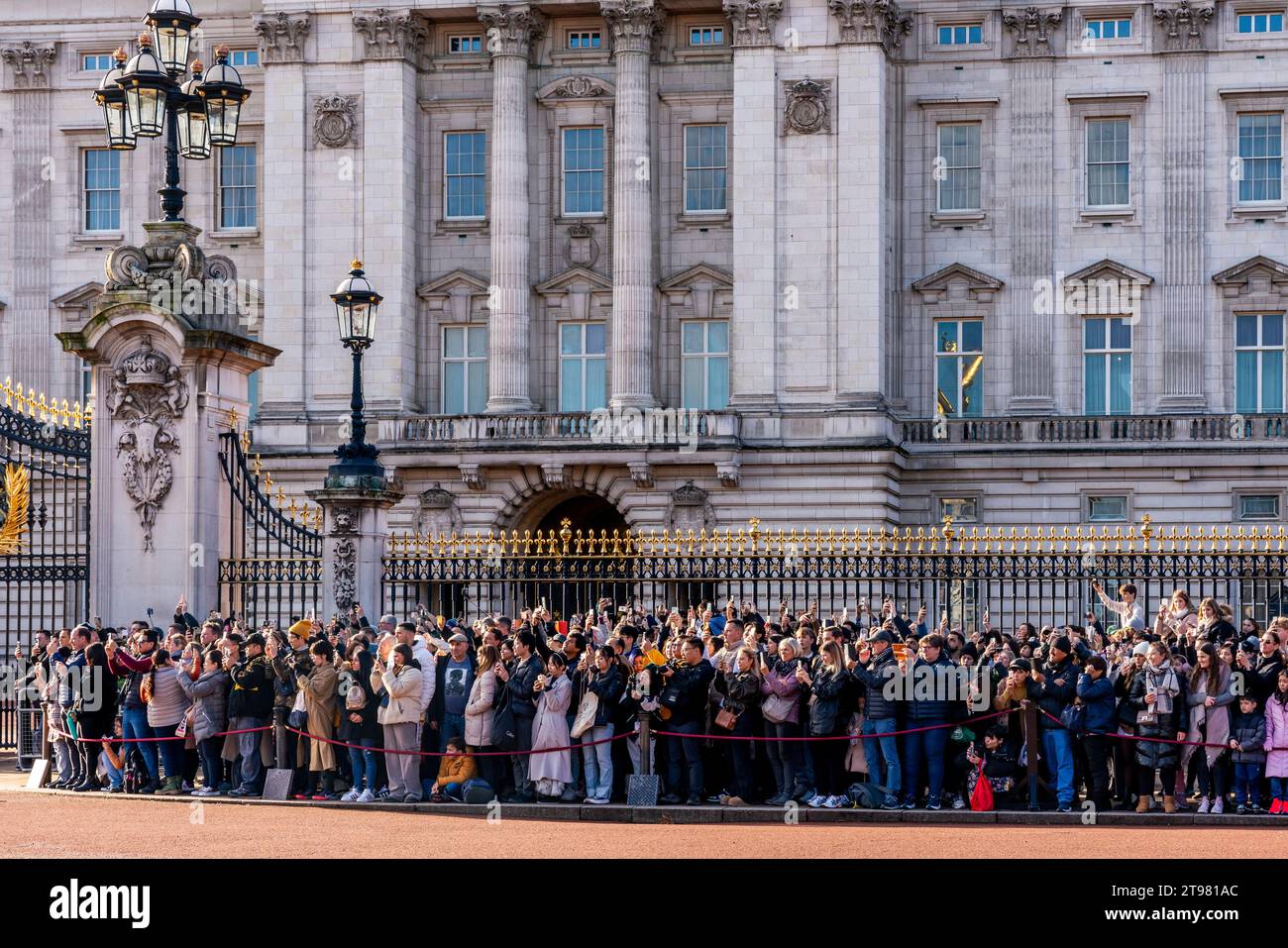 Visiteurs prenant des photos de la cérémonie de la relève de la garde au palais de Buckingham, Londres, Royaume-Uni Banque D'Images