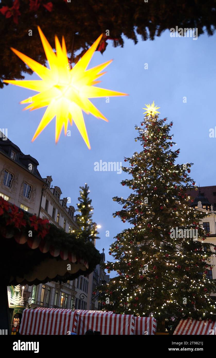 Leipzig, Allemagne. 23 novembre 2023. Le sapin de Noël du marché de Noël de Leipzig s'illumine lors d'une course d'essai. Le marché peut être visité à partir de 28.11. au 23.12.2022. Crédit : Sebastian Willnow/dpa/Alamy Live News Banque D'Images