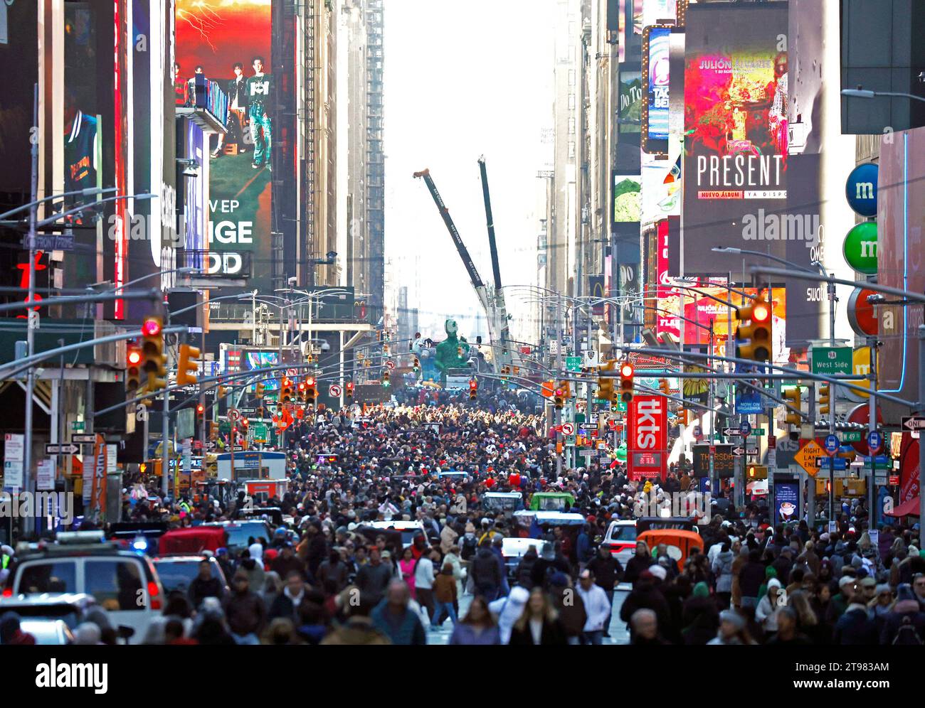 New York, États-Unis. 23 novembre 2023. Des foules de spectateurs descendent Broadway après avoir vu le Macy's Thanksgiving Day Parade 2023 à New York le jeudi 23 novembre 2023. Photo de John Angelillo/UPI crédit : UPI/Alamy Live News Banque D'Images