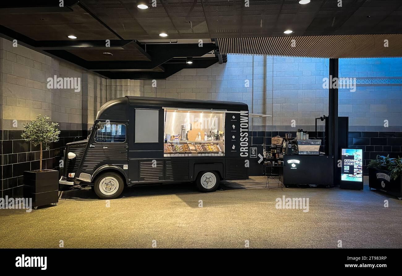 Angleterre, Royaume-Uni, 17 avril 2023, vue d'une fourgonnette noire de Citroën type H dans la centrale électrique de Battersea utilisée par Crosstown, une entreprise de livraison de beignets Banque D'Images
