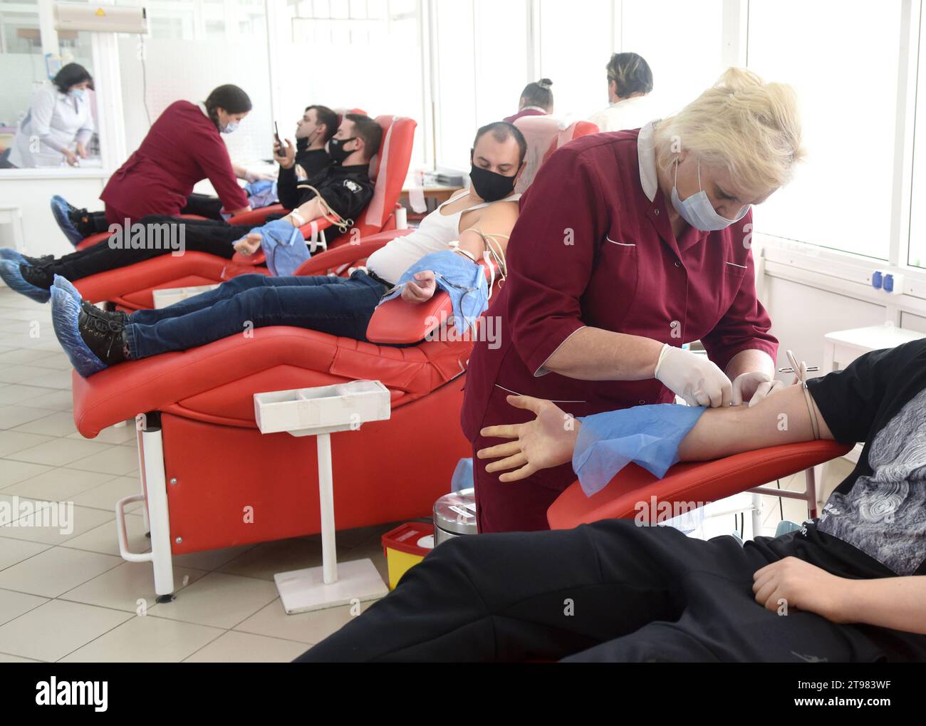 Lviv, Ukraine - 25 février 2022 : des gens font don de sang pour l'armée au Centre de service du sang de la ville de Lviv. Banque D'Images