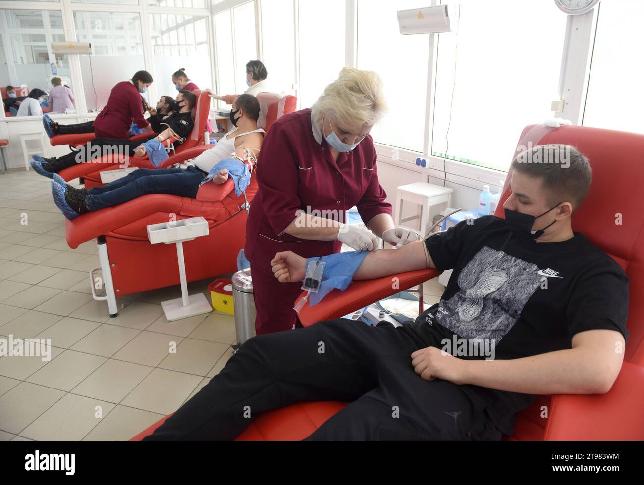 Lviv, Ukraine - 25 février 2022 : des gens font don de sang pour l'armée au Centre de service du sang de la ville de Lviv. Banque D'Images