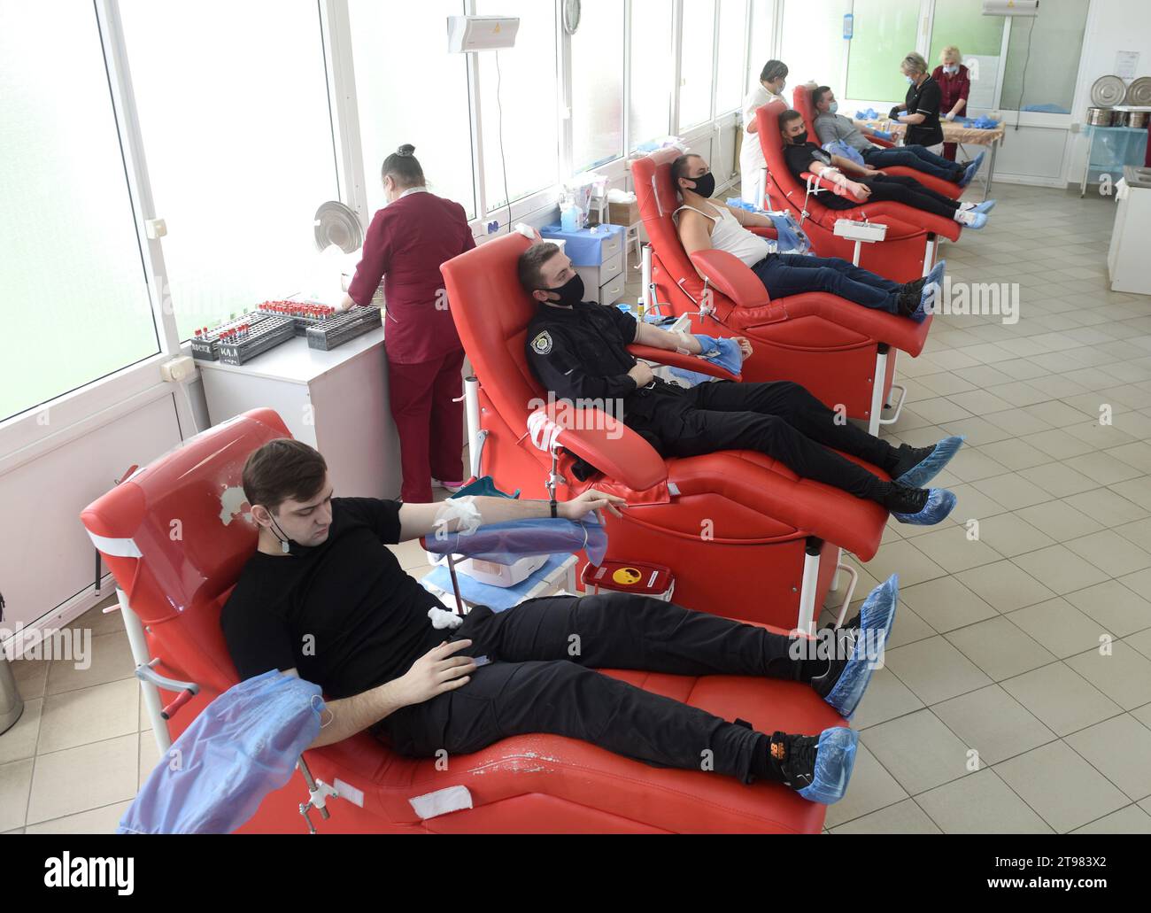 Lviv, Ukraine - 25 février 2022 : des gens font don de sang pour l'armée au Centre de service du sang de la ville de Lviv. Banque D'Images