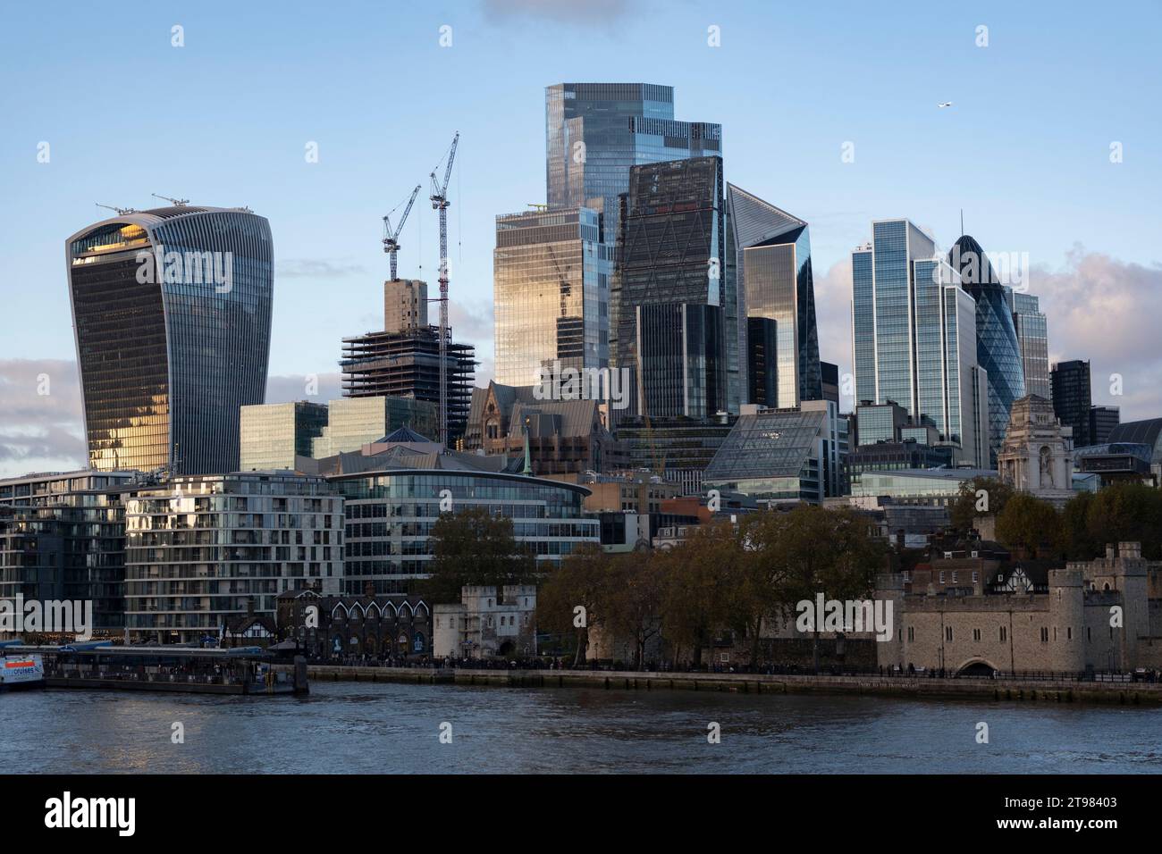 Ville de Londres Skyline avec 20 Fenchurch Street, affectueusement surnommé le Walkie Talkie réfléchissant la lumière au-dessus des appartements résidentiels le 15 novembre 2023 à Londres, Royaume-Uni. La City of London est une ville, un comté cérémonial et un district gouvernemental local qui contient le principal quartier central des affaires de Londres. La City de Londres est largement appelée simplement la City est également familièrement connue sous le nom de Square Mile. Au cours de la dernière décennie environ, l'architecture de la ville a grandi vers le haut avec des gratte-ciel remplissant la ligne d'horizon maintenant encombrée, et augmentant son échelle vers le haut W. Banque D'Images