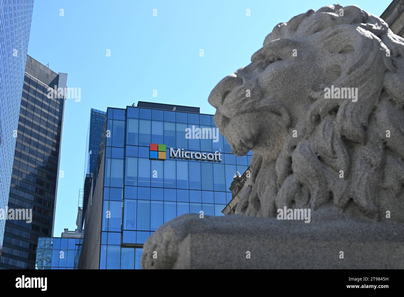 Vancouver, BC, Canada - 15 août 2023 : le logo Microsoft sur le campus Microsoft de Vancouver. Banque D'Images