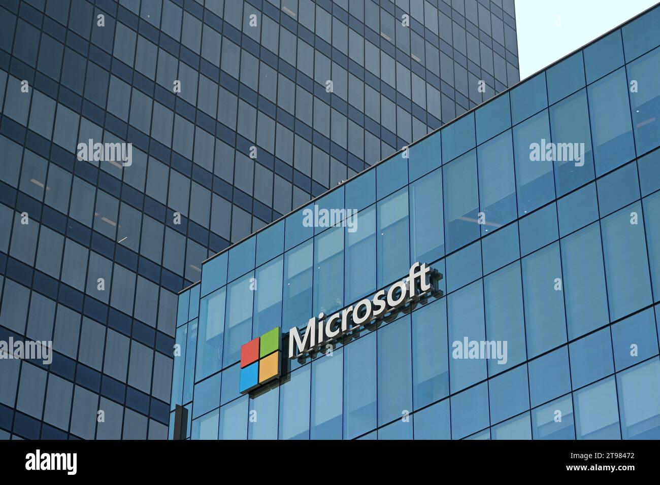 Vancouver, BC, Canada - 16 août 2023 : le logo Microsoft sur le campus Microsoft de Vancouver. Banque D'Images