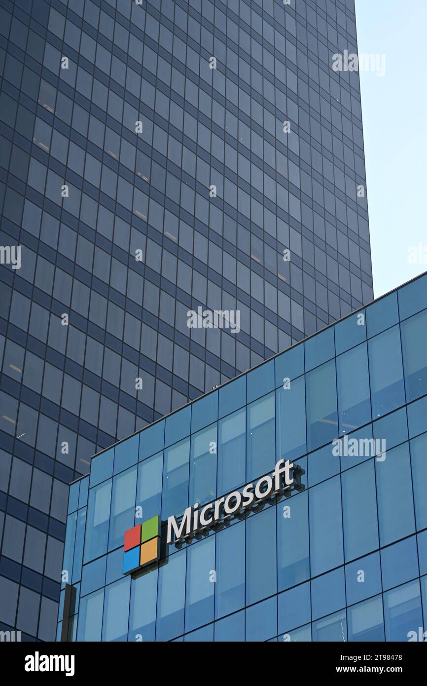 Vancouver, BC, Canada - 16 août 2023 : le logo Microsoft sur le campus Microsoft de Vancouver. Banque D'Images