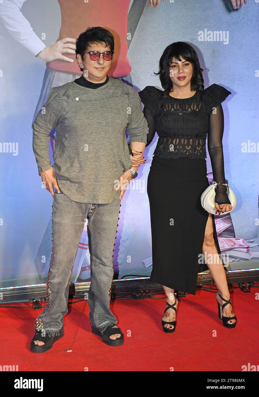 Mumbai, Inde. 22 novembre 2023. Sajid Nadiadwala, producteur, scénariste et réalisateur indien L-R, et son épouse Wardha Khan posent pour une photo lors de la première sur le tapis rouge du prochain film « Farrey » à Mumbai. Le film sortira en salles le 24 novembre 2023. Crédit : SOPA Images Limited/Alamy Live News Banque D'Images