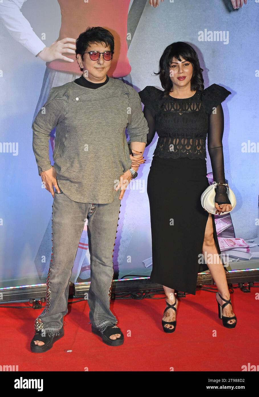 Mumbai, Inde. 22 novembre 2023. Sajid Nadiadwala, producteur, scénariste et réalisateur indien L-R, et son épouse Wardha Khan posent pour une photo lors de la première sur le tapis rouge du prochain film « Farrey » à Mumbai. Le film sortira en salles le 24 novembre 2023. (Photo Ashish Vaishnav/SOPA Images/Sipa USA) crédit : SIPA USA/Alamy Live News Banque D'Images