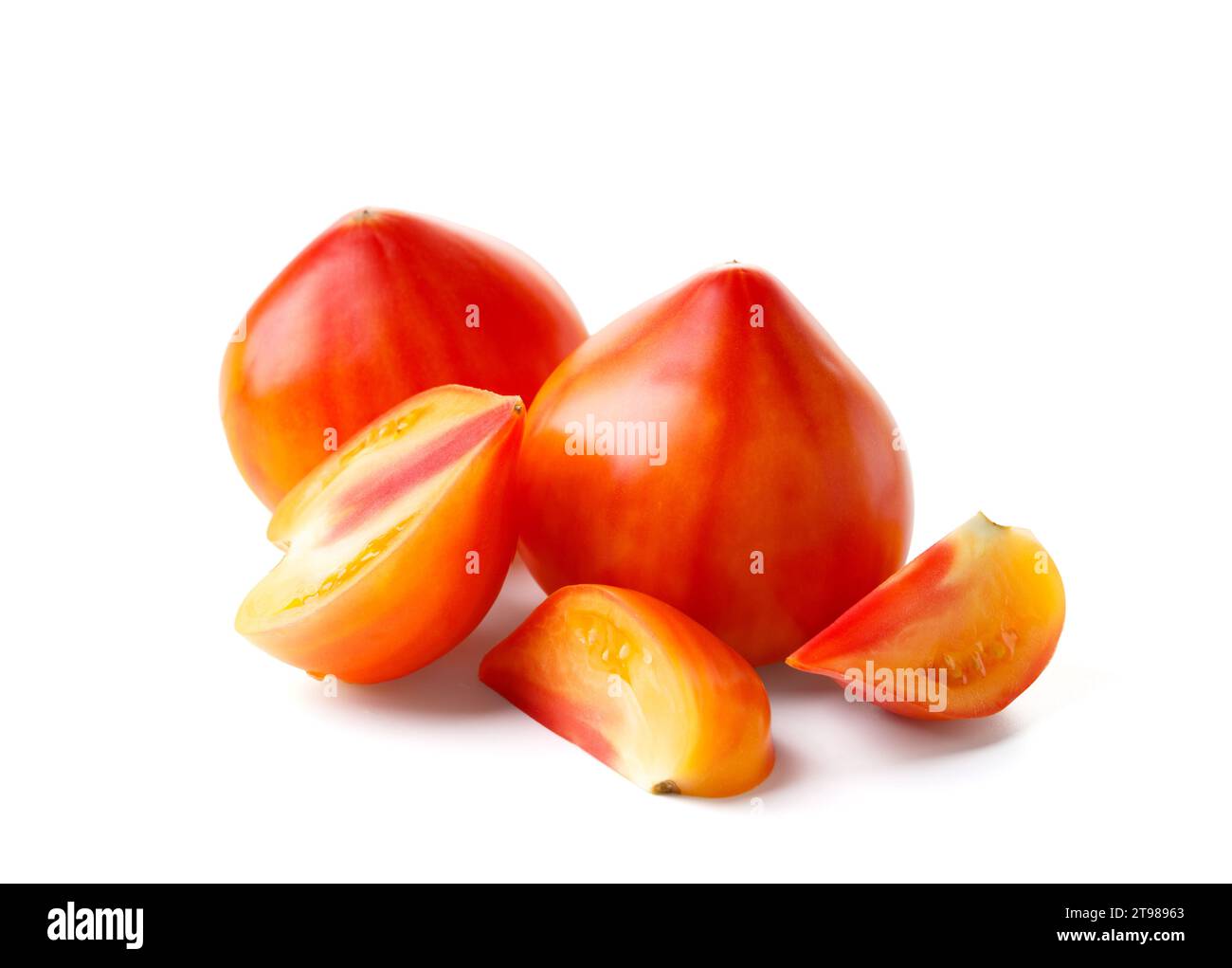 Tomates jaunes-rouges rayées biologiques entières et coupées isolées sur fond blanc, gros plan Banque D'Images