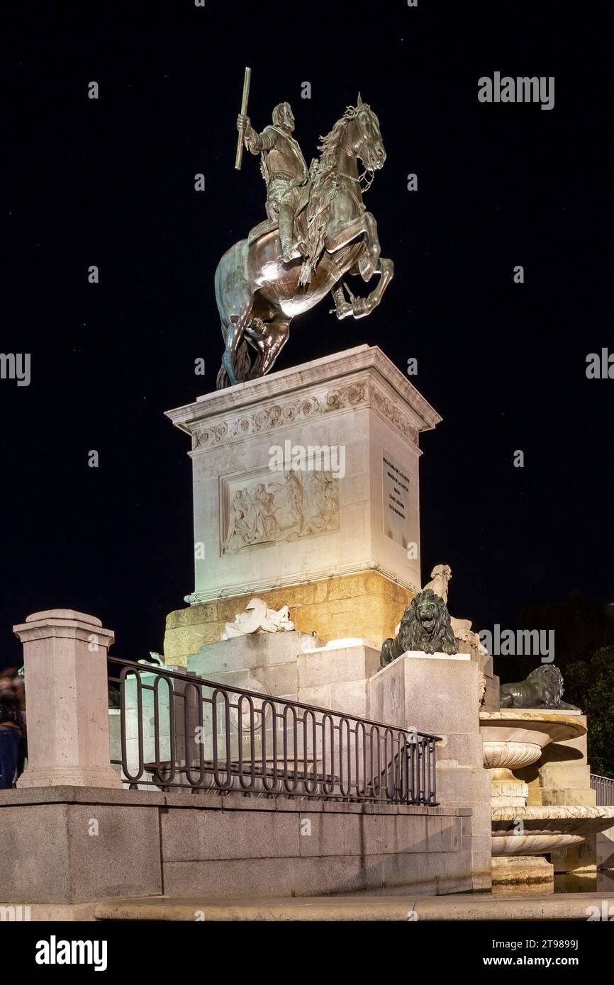 Madrid, Espagne, 09.10.21. Le Monument à Felipe IV de Pietro Tacca sur la Plaza de Oriente, sculpture équestre illuminée sur un piédestal avec fontaines. Banque D'Images