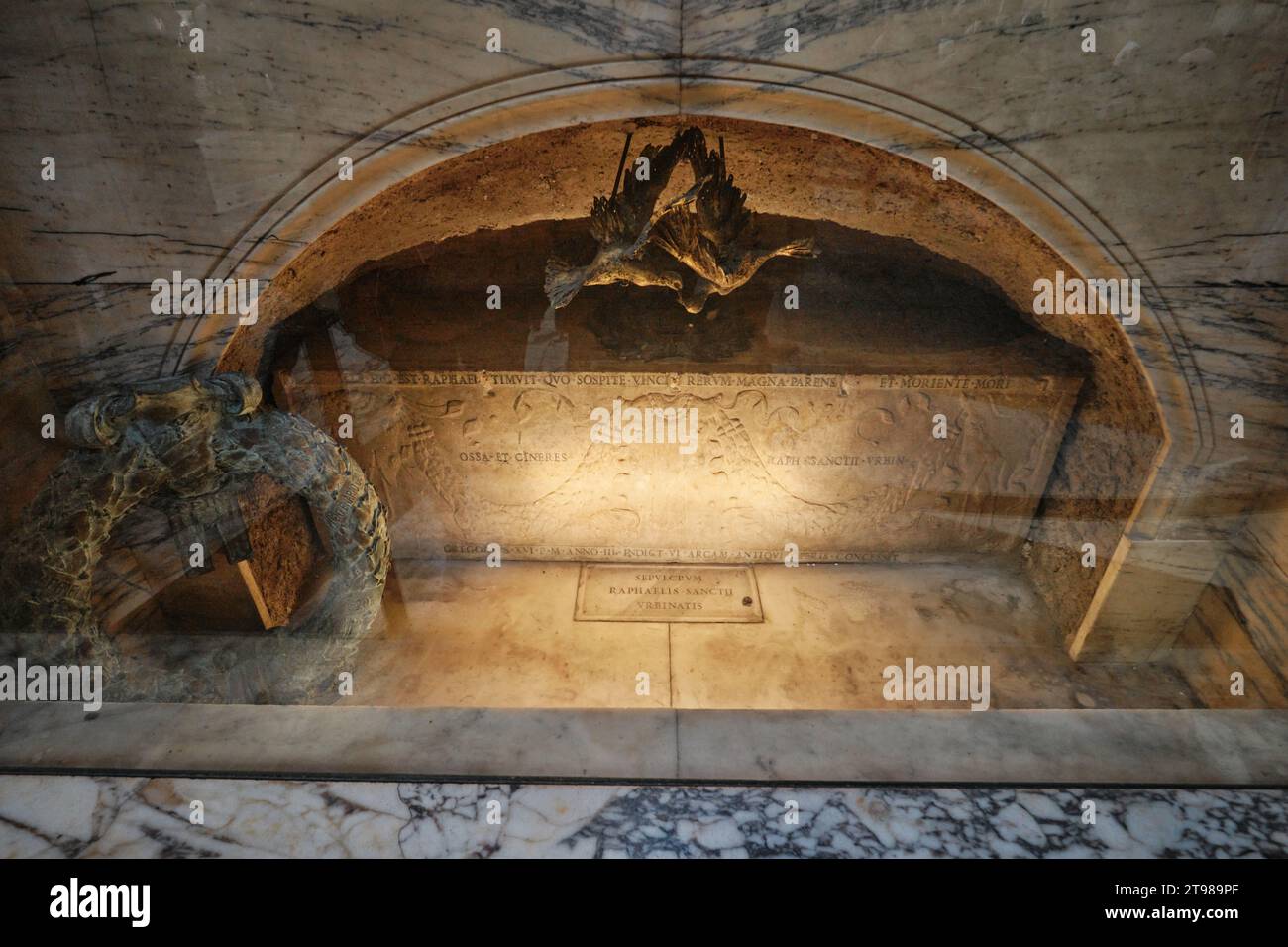 Rome, Italie - octobre 29 2023 : la tombe de Raphaël au Panthéon. Près de deux mille ans après sa construction, le dôme du Panthéon est toujours le wor Banque D'Images
