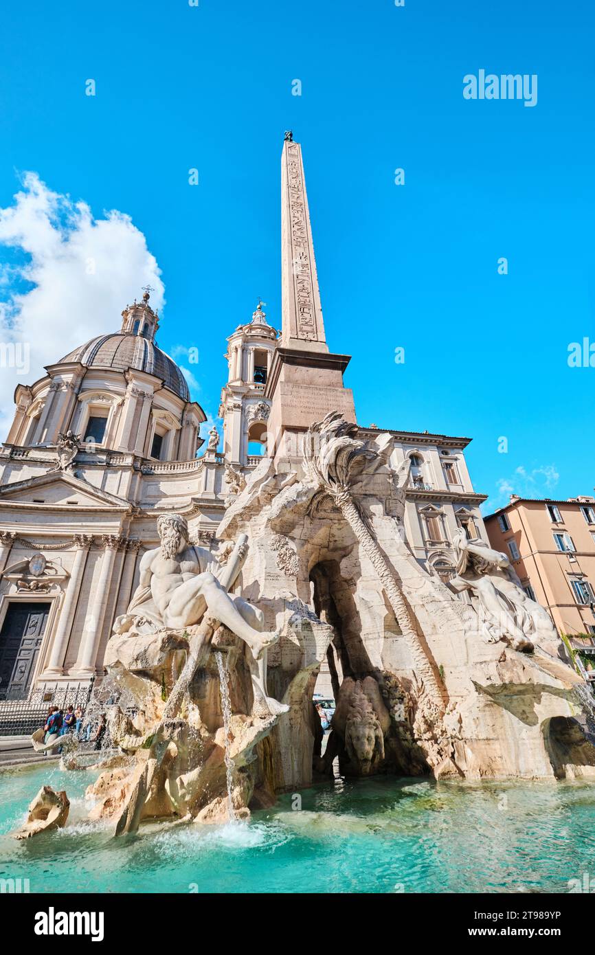 Rome, Italie - novembre 4 2023 : Fontaine des quatre fleuves (Fontana dei Quattro Fiumi) et église Sant'Agnese in Agone de style baroque sur la place Navona Banque D'Images